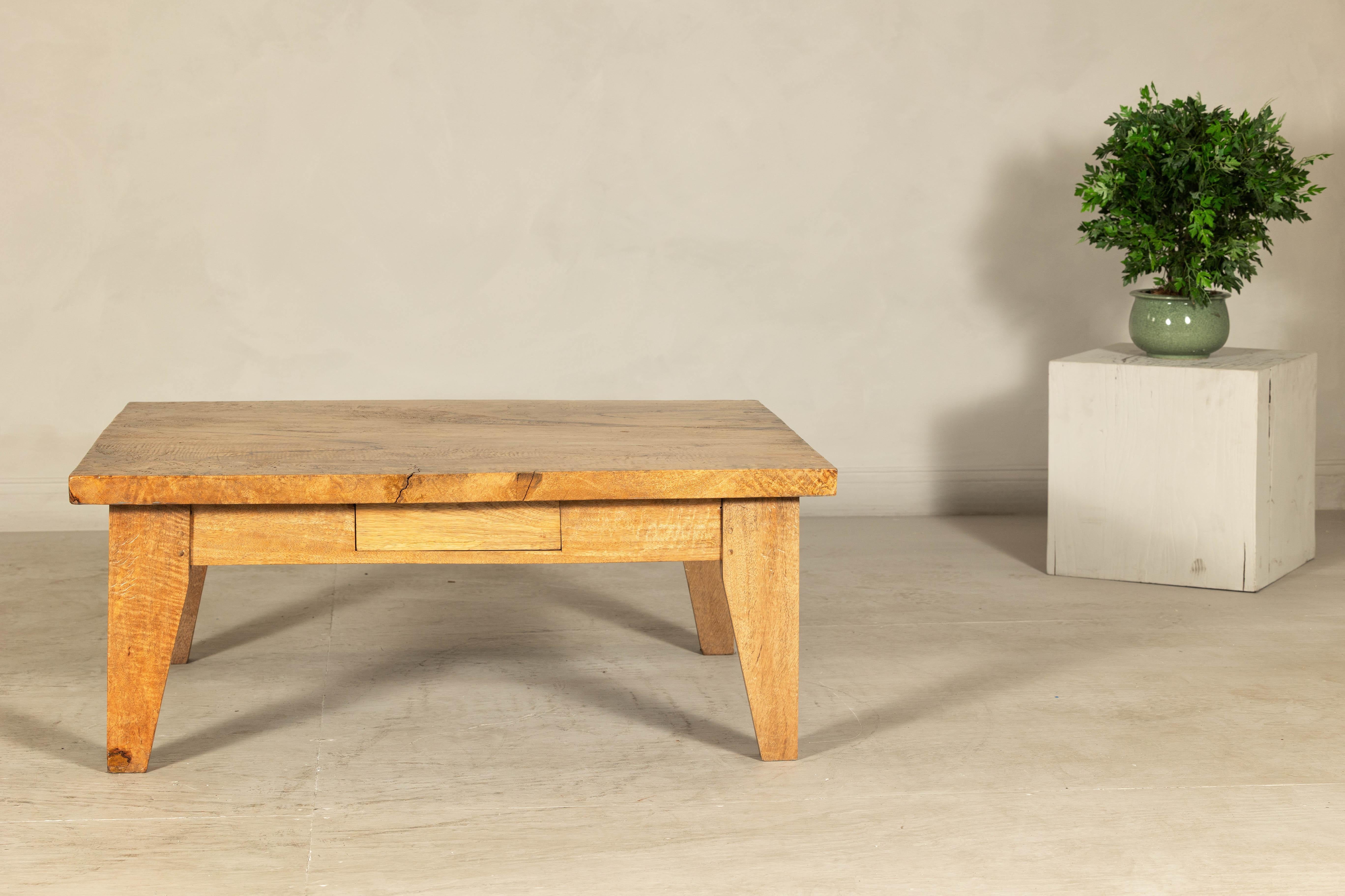 Table basse vintage Mango avec tiroir et pieds fuselés en vente 6