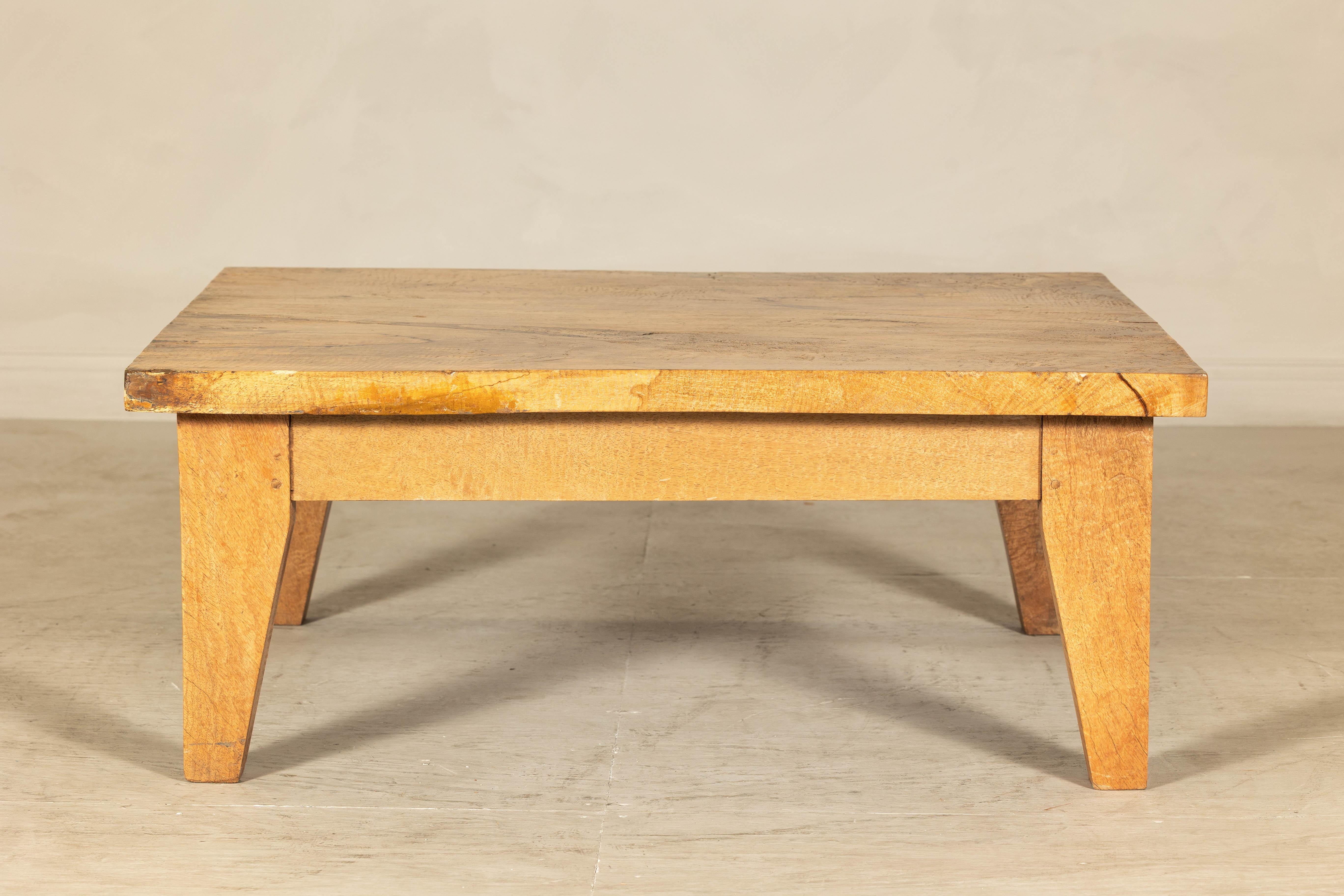 Table basse vintage Mango avec tiroir et pieds fuselés en vente 9