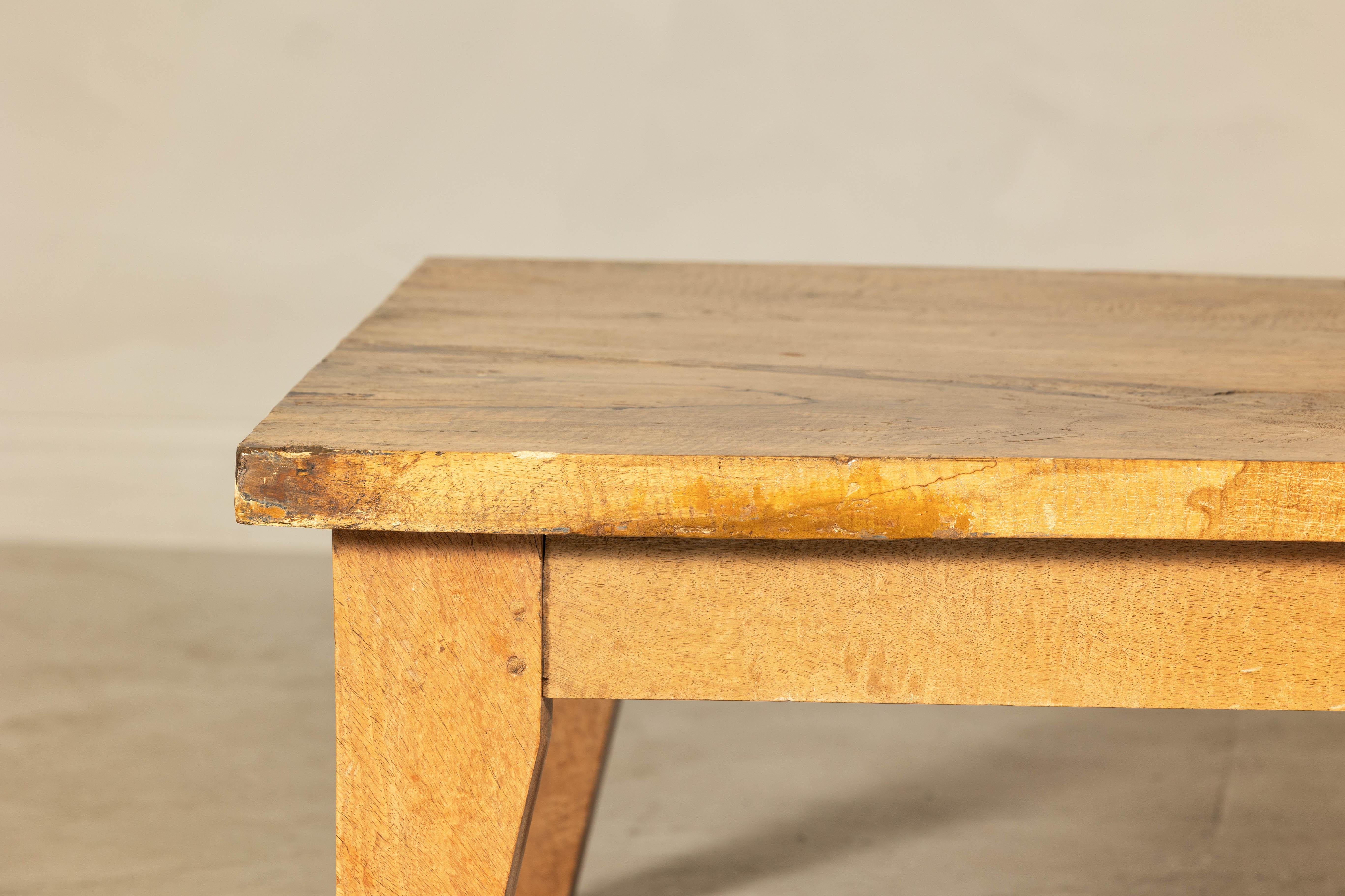 Rustique Table basse vintage Mango avec tiroir et pieds fuselés en vente