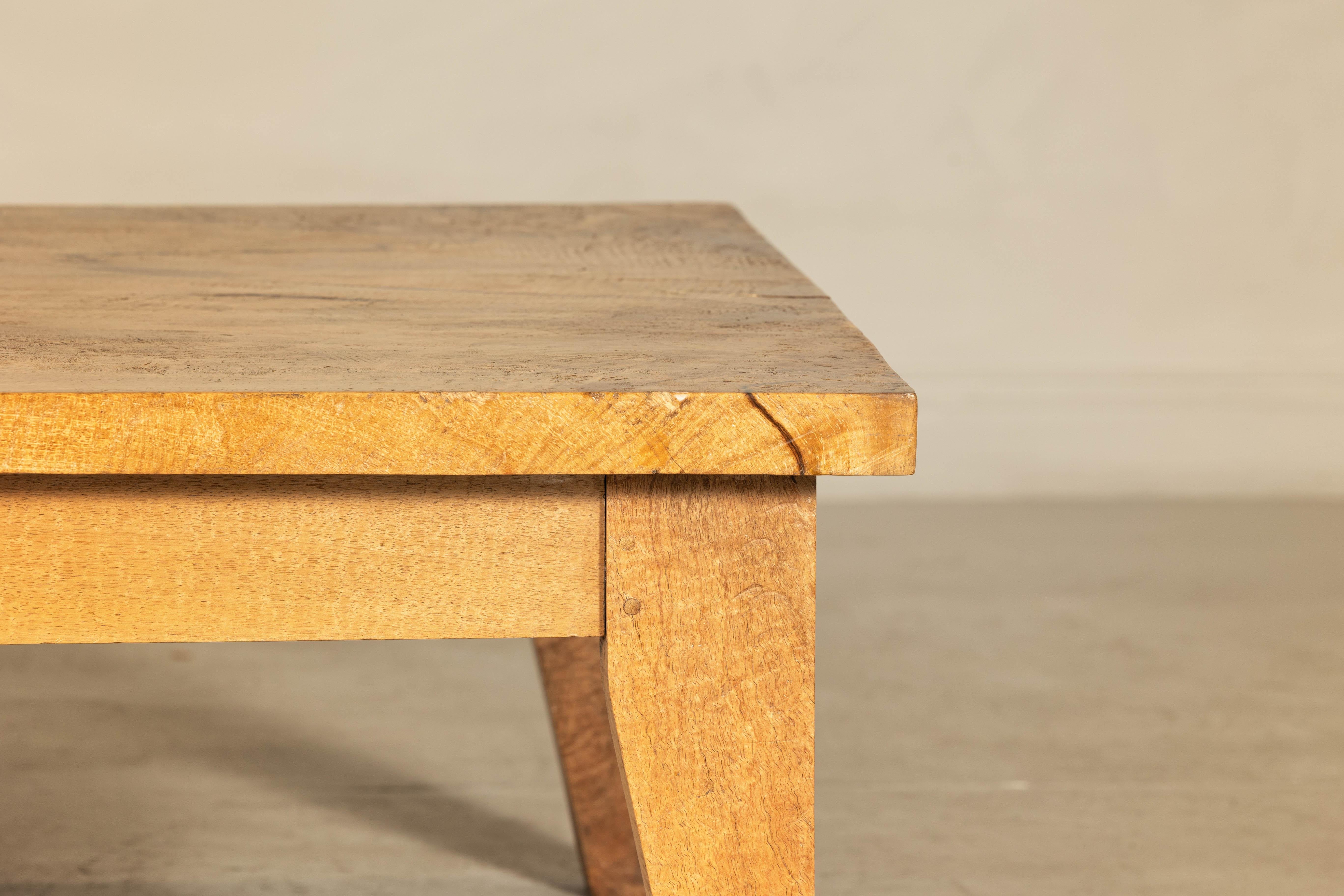 Indonésien Table basse vintage Mango avec tiroir et pieds fuselés en vente
