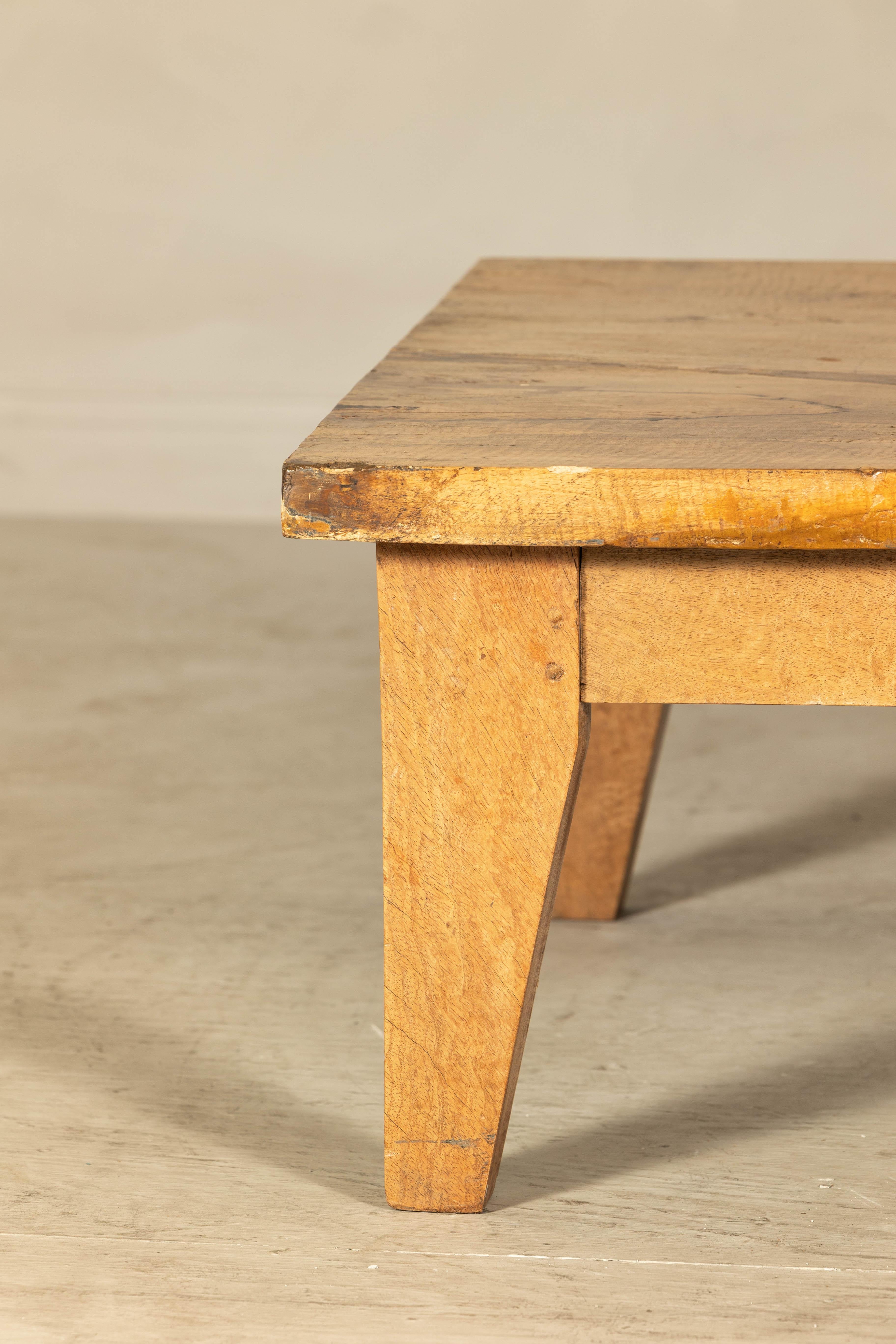 Table basse vintage Mango avec tiroir et pieds fuselés Bon état - En vente à Yonkers, NY