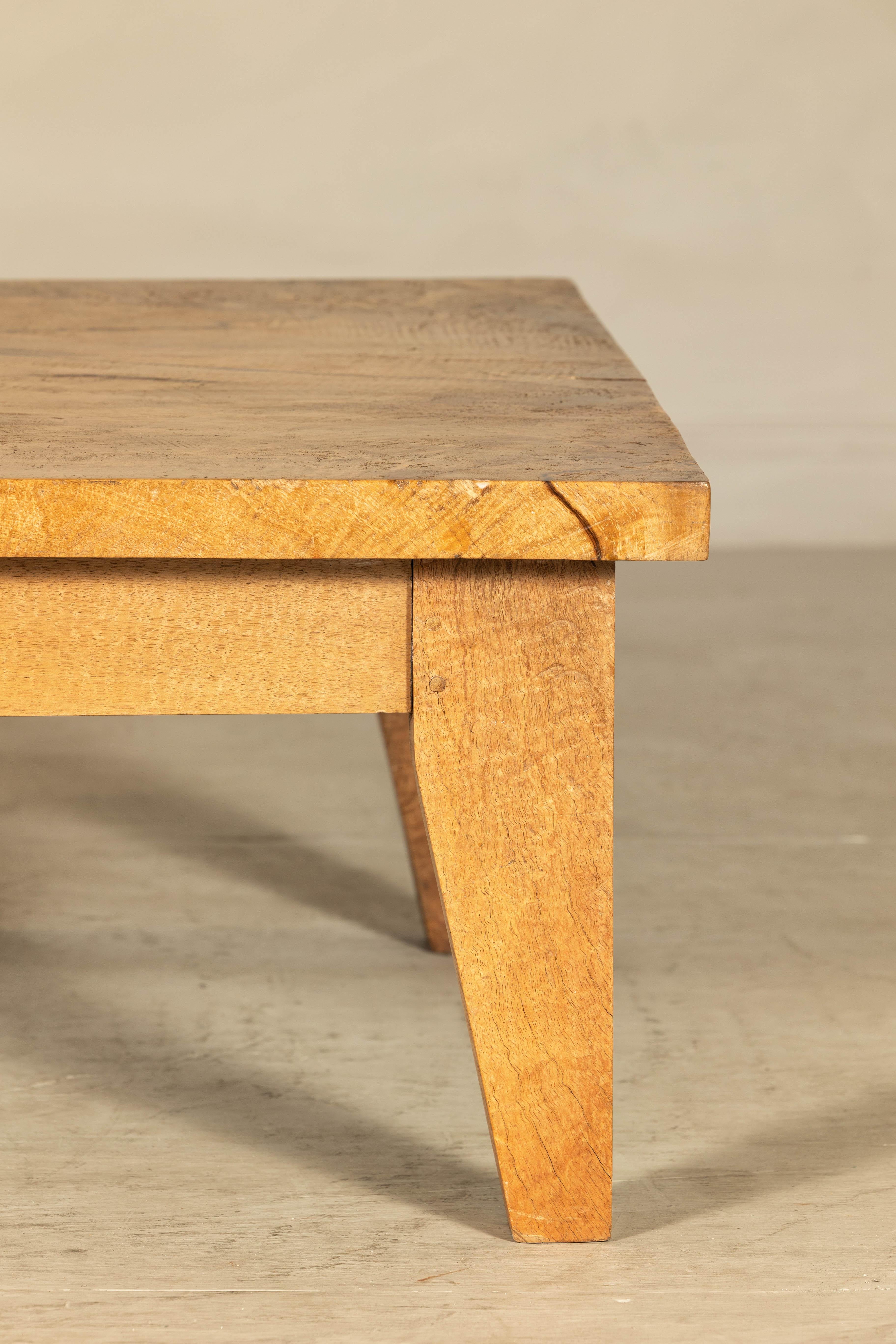 20ième siècle Table basse vintage Mango avec tiroir et pieds fuselés en vente