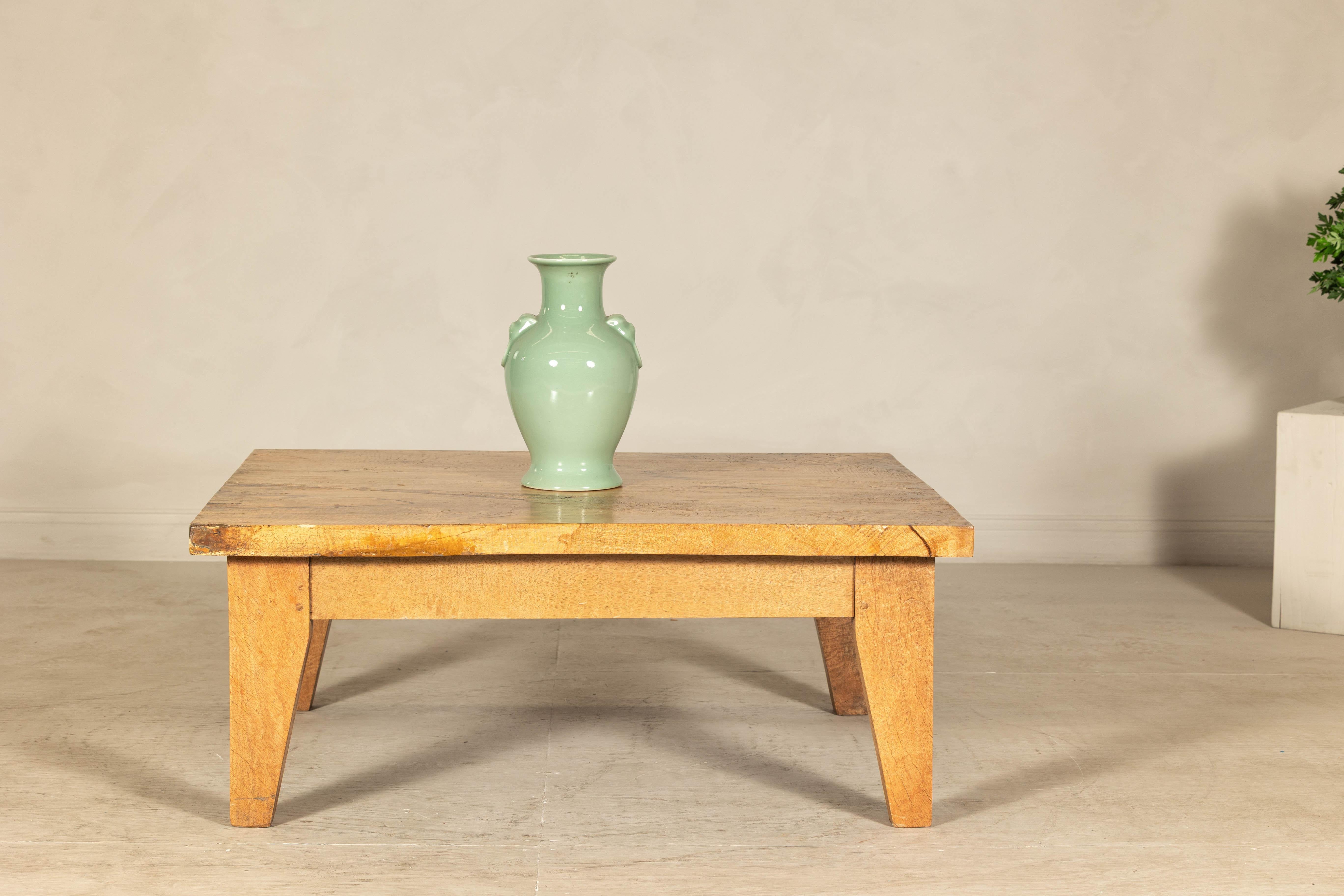 Table basse vintage Mango avec tiroir et pieds fuselés en vente 1