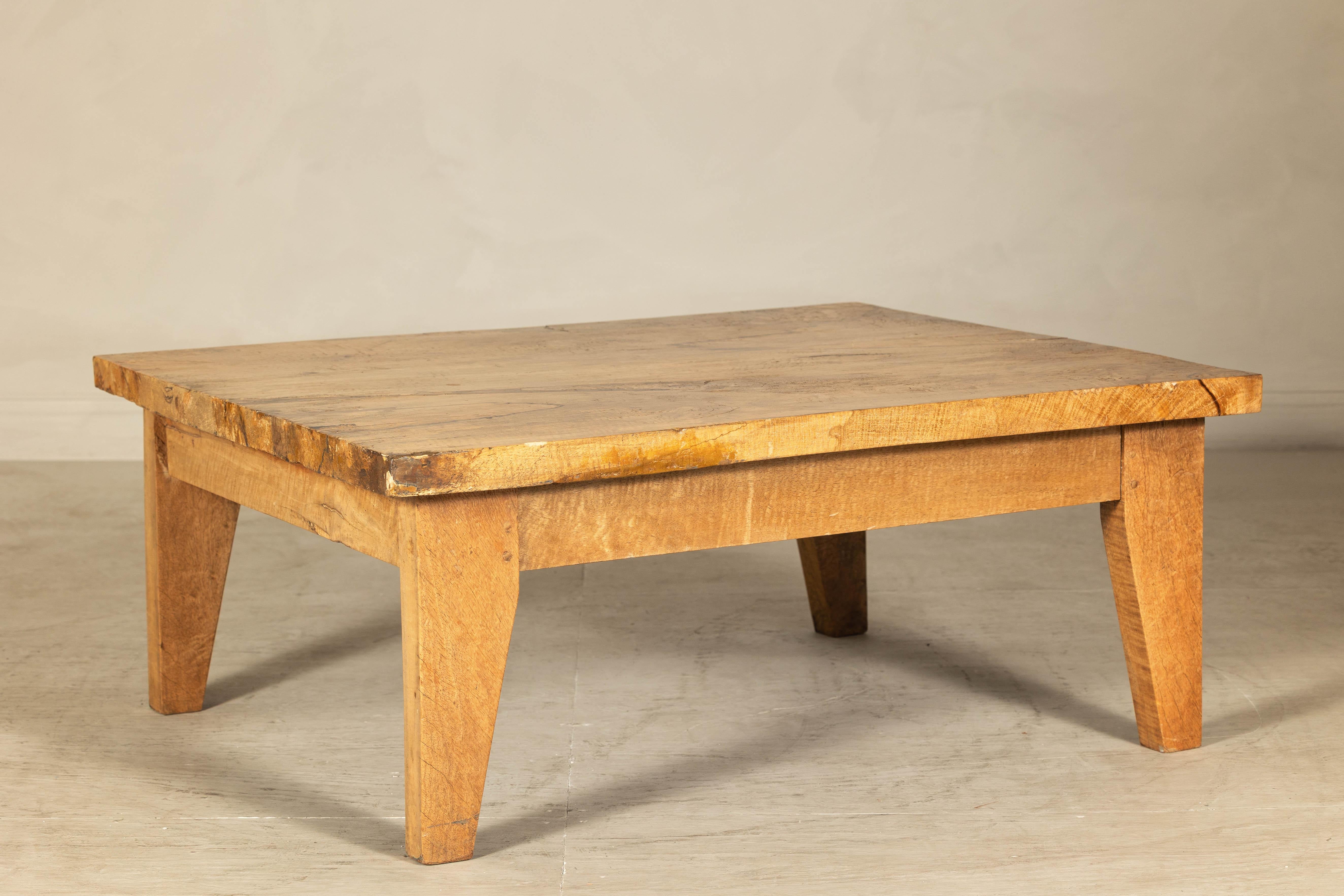 Table basse vintage Mango avec tiroir et pieds fuselés en vente 2