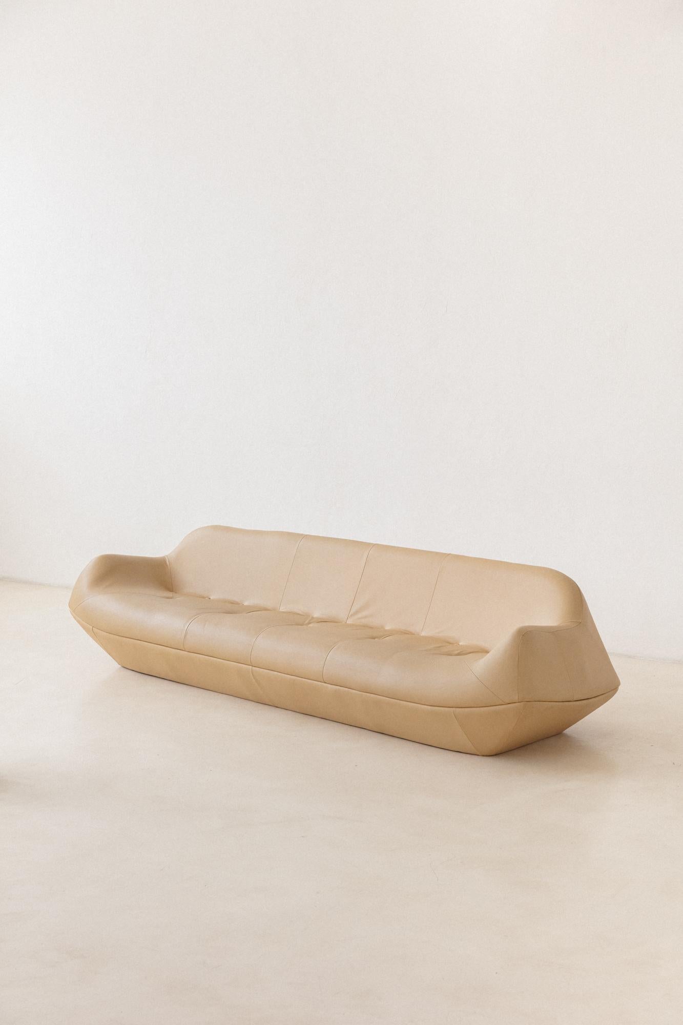 Die ikonische Serie Manhattan besteht aus einem Sofa und einem Sessel, die 1960 von Jorge Zalszupin (1922-2020) entworfen und von seinem Unternehmen L'Atelier hergestellt wurden. Das Stück besteht aus einer Holzstruktur, die vollständig gepolstert