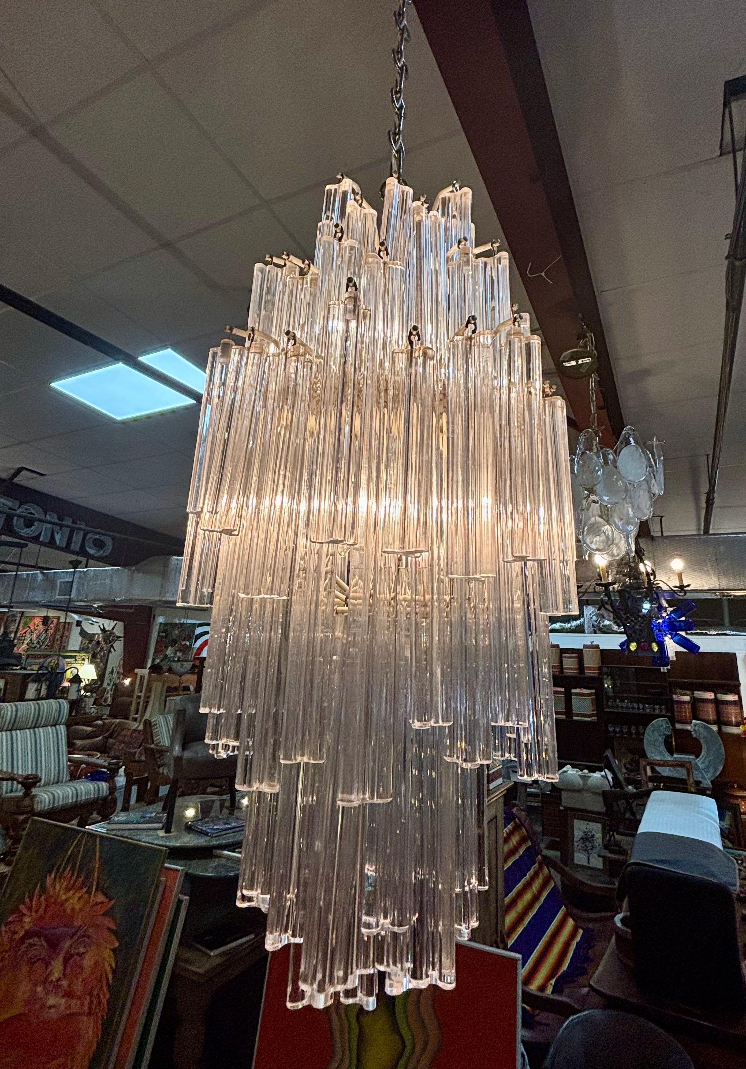 Chandelier vintage de cristal de Murano a la manera de Venini, hacia la década de 1970. La araña está formada por prismas individuales de cristal de murano que crean cinco niveles. Esta lámpara de araña vintage viene con una cadena de 36