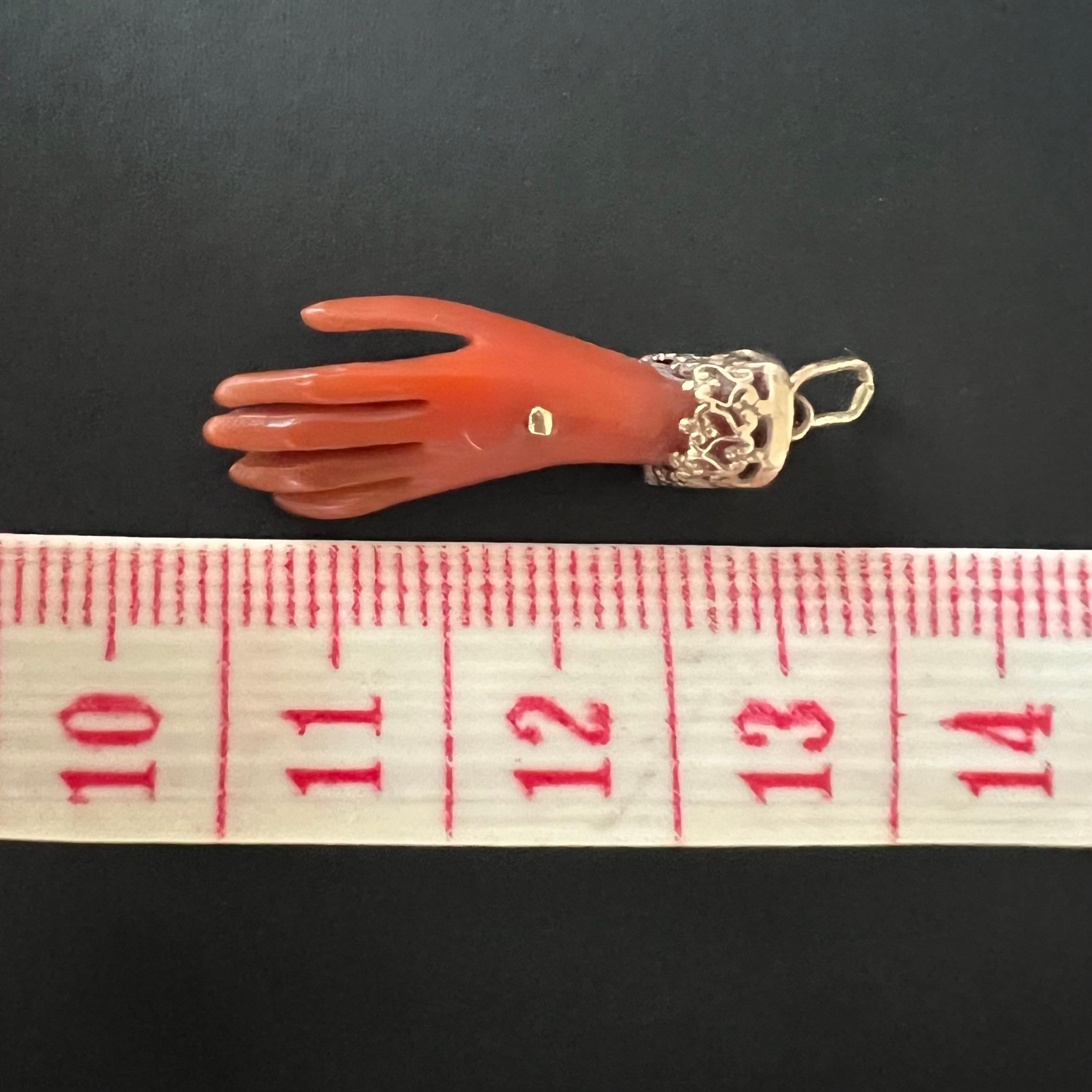 Hand Synthetisches Charm-Anhänger von Mano Figa im Angebot 6