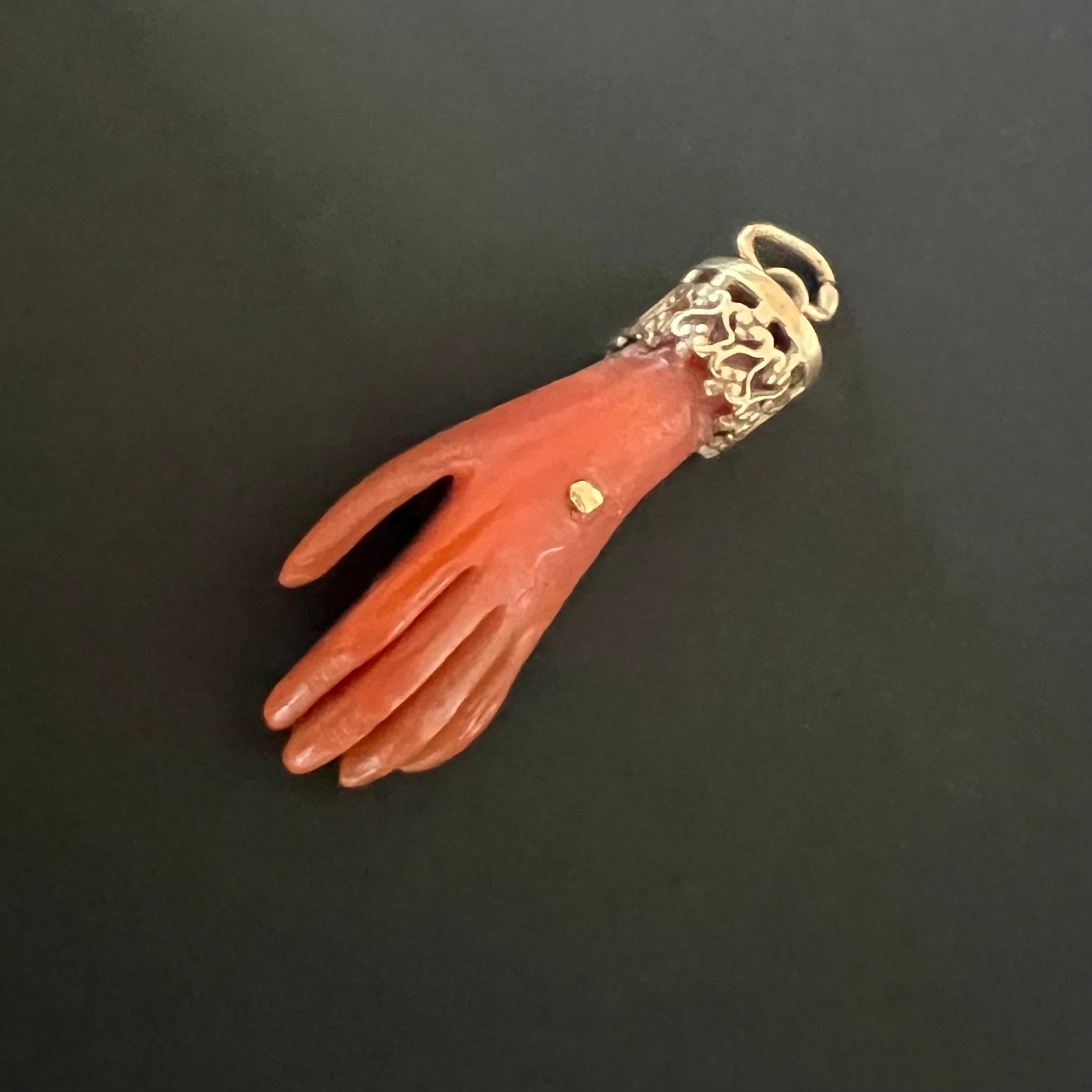 Hand Synthetisches Charm-Anhänger von Mano Figa im Angebot 7