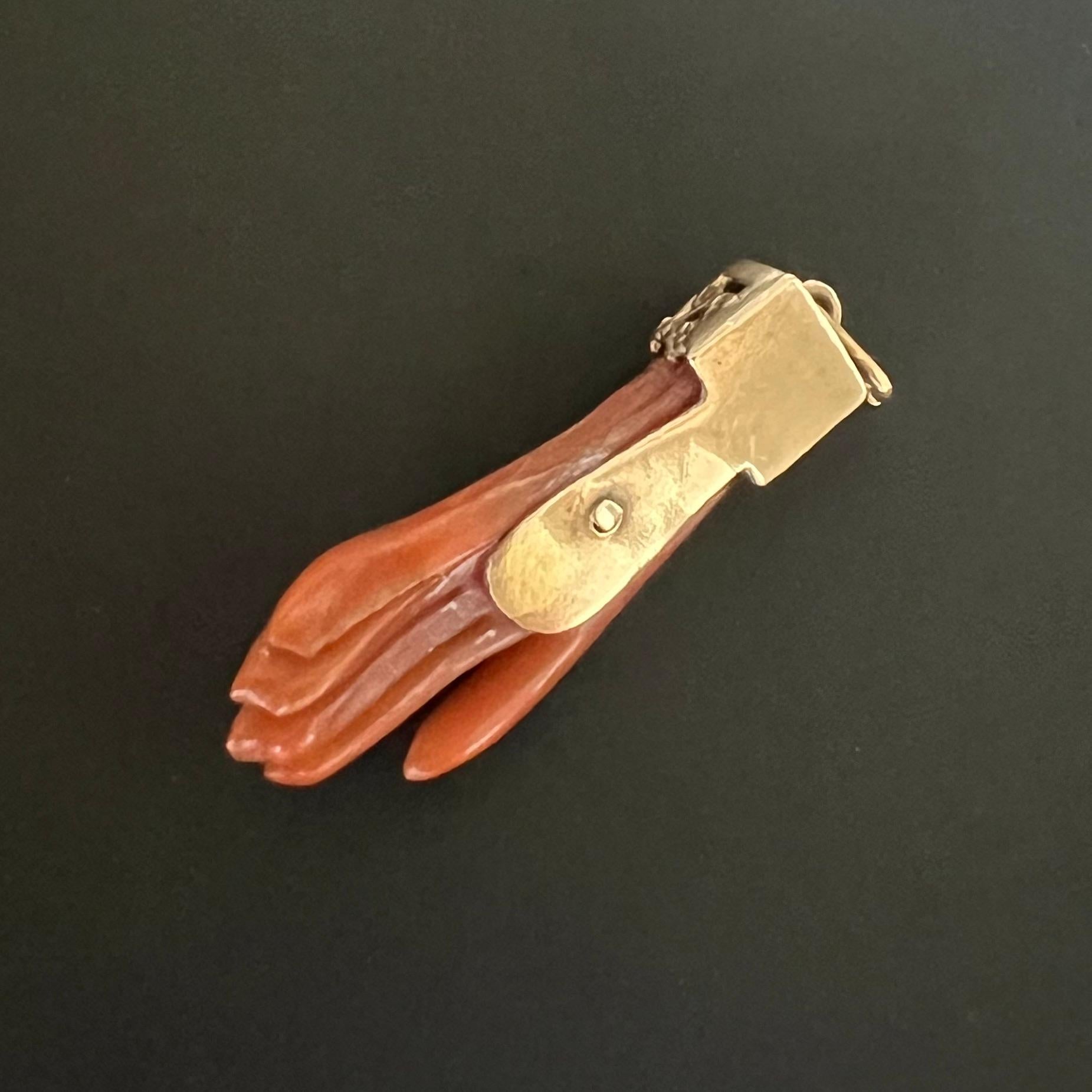 Hand Synthetisches Charm-Anhänger von Mano Figa im Angebot 8