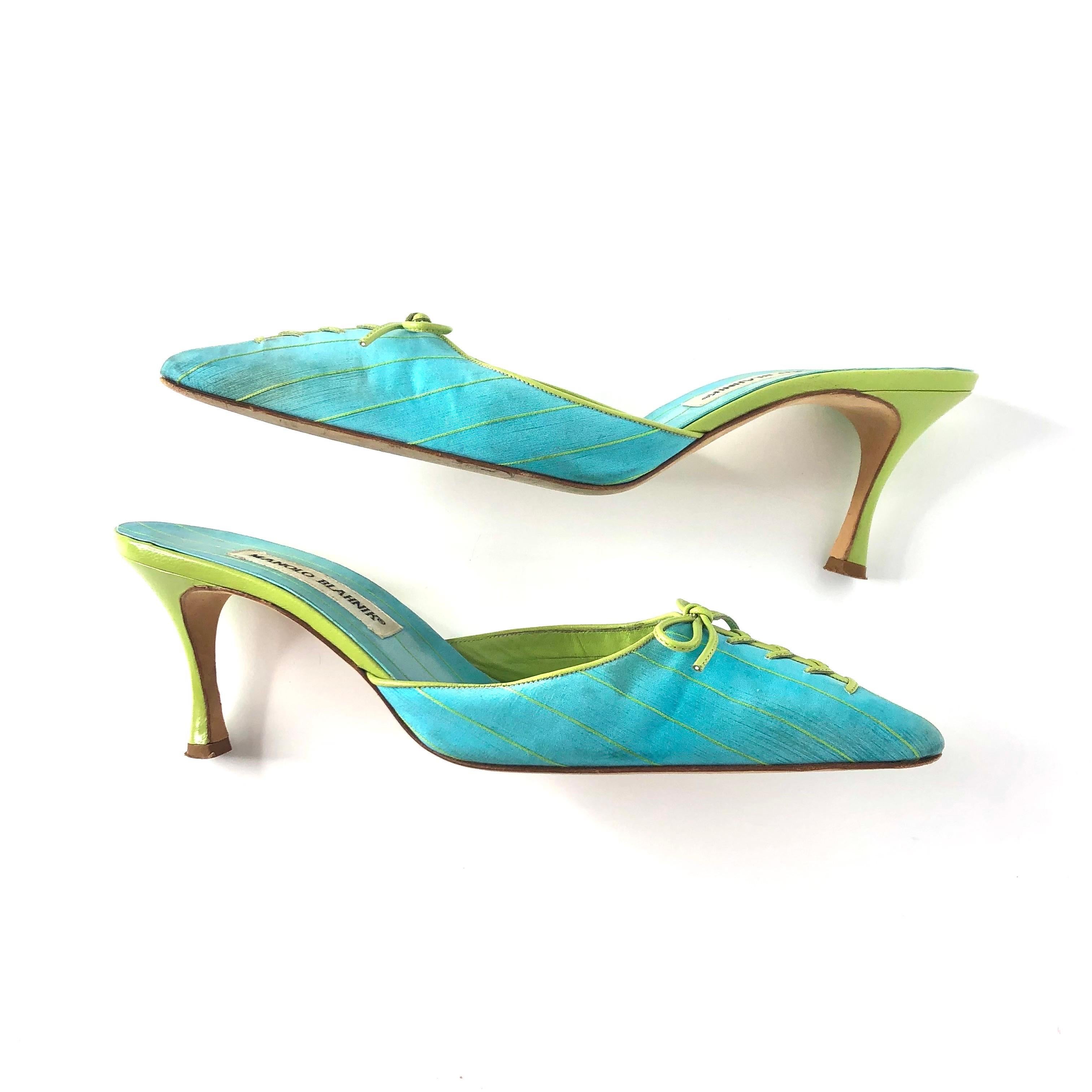 Vintage Manolo Blahnik Bow Lace Up Pinstripe Pointed Toe 39 (Blau) im Angebot