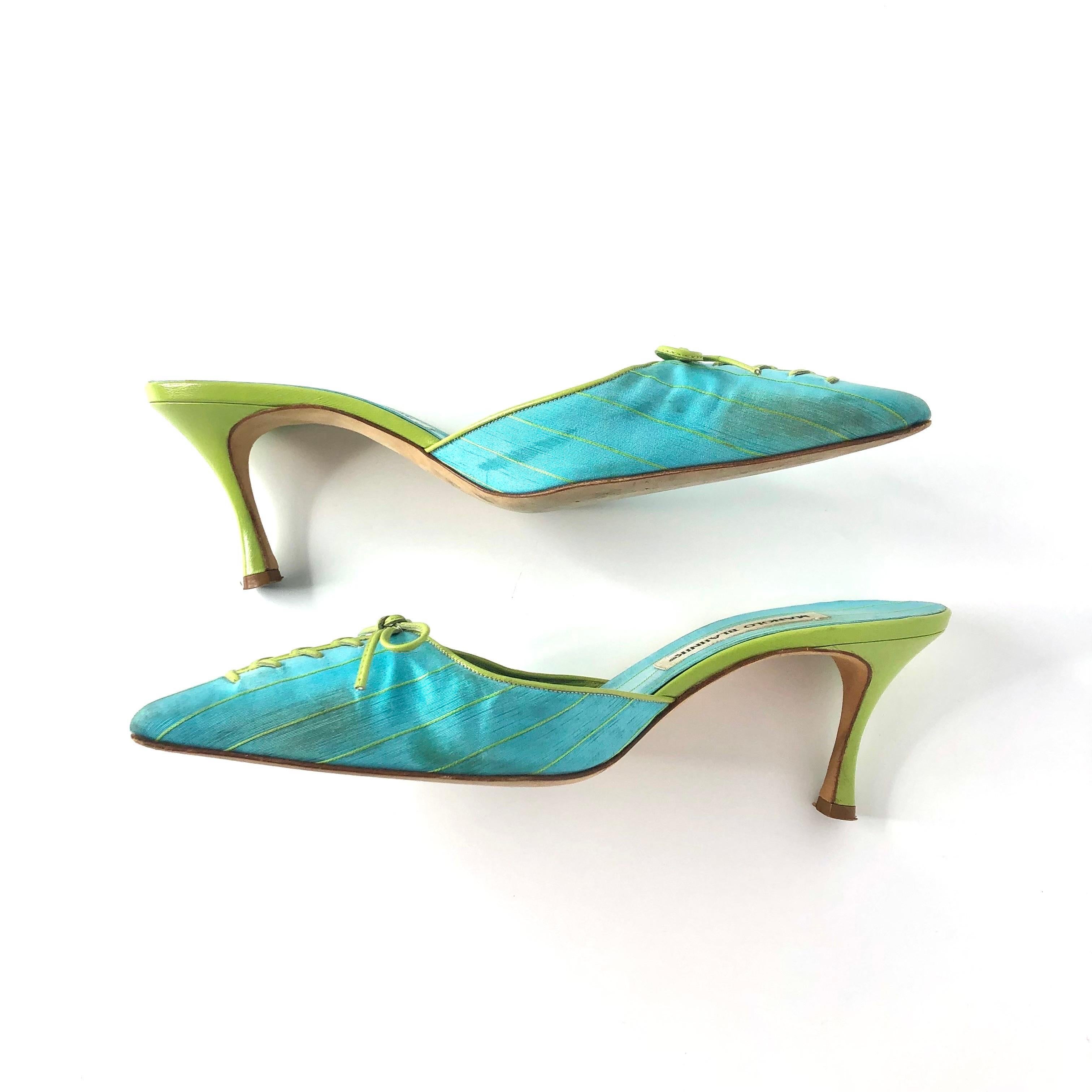 Vintage Manolo Blahnik Bow Lace Up Pinstripe Pointed Toe 39 im Zustand „Gut“ im Angebot in Mechanicsville, VA