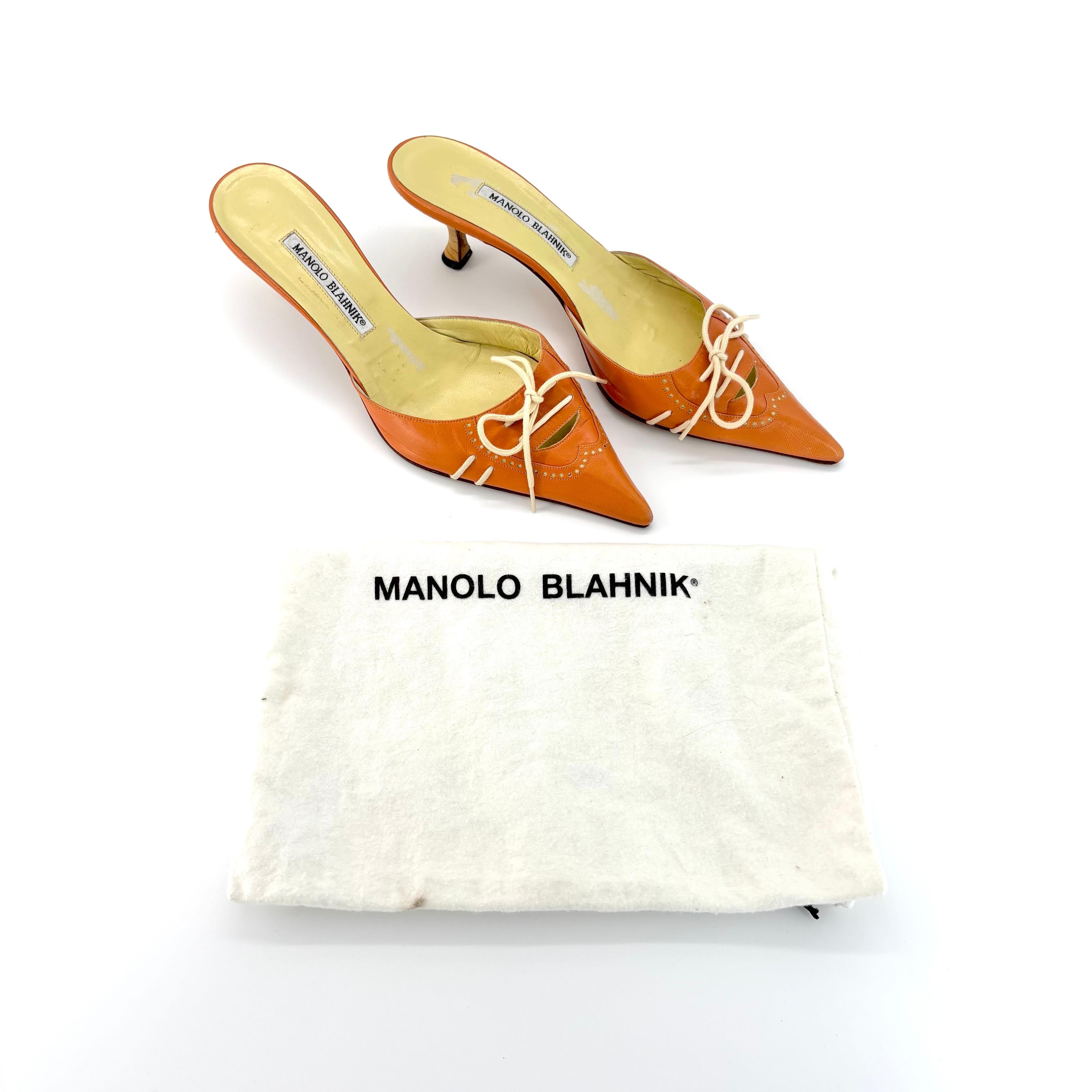 Vintage Manolo Blahnik Bow Lace Up Kitten Heel Mule

Farbe Orange
Größe 41IT
Absatzhöhe 2in

Obermaterial Leder
Ledersohle
Kitten Absatz
Gespitzte Zehe
Cremefarbene Schnürsenkel verziert Zehenbox
Brogue-Stil

Mit einem Staubbeutel
Normale