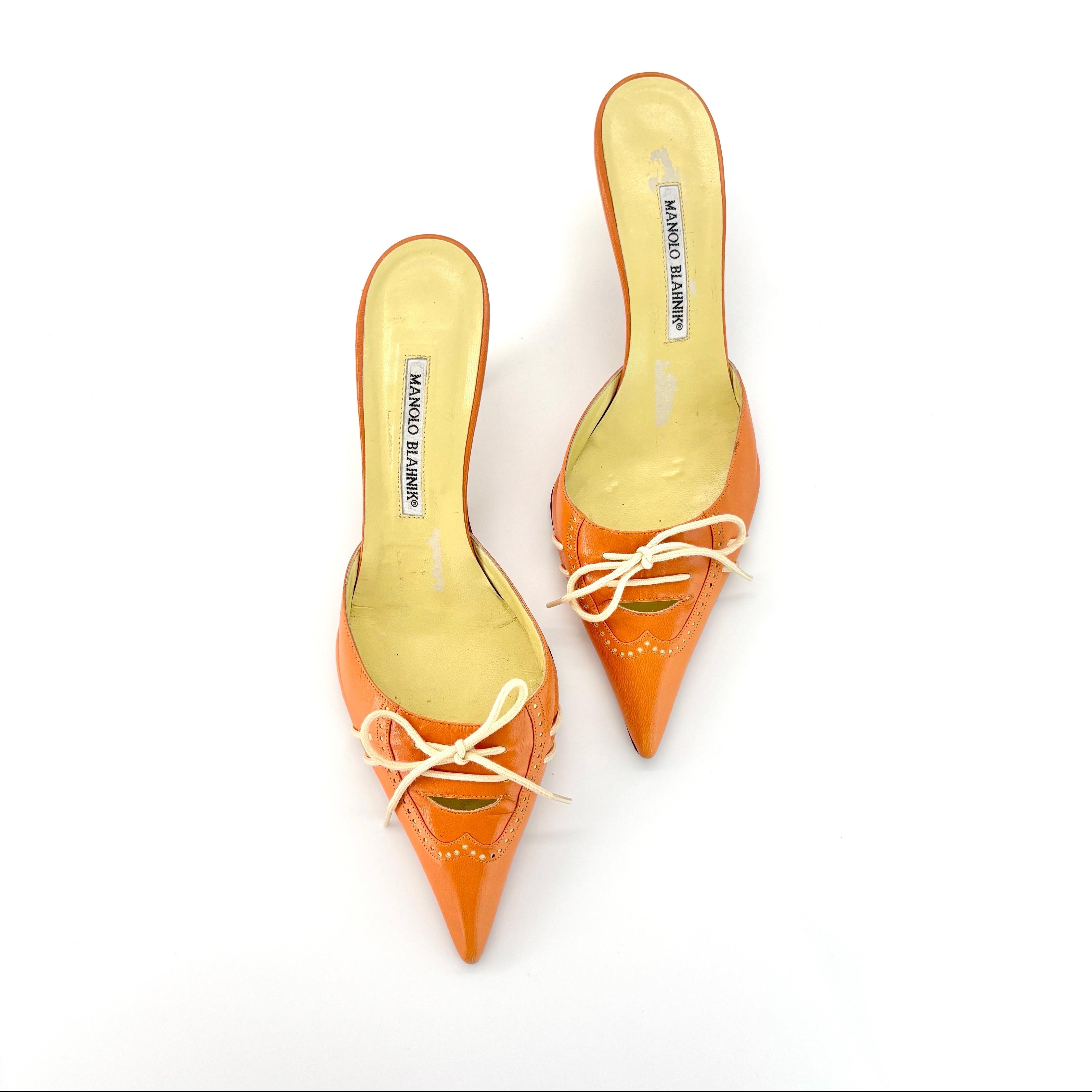 Vintage Manolo Blahnik Schleife Orange Spitze Kitten Heel Slip On Mules 41 im Zustand „Gut“ im Angebot in Mechanicsville, VA