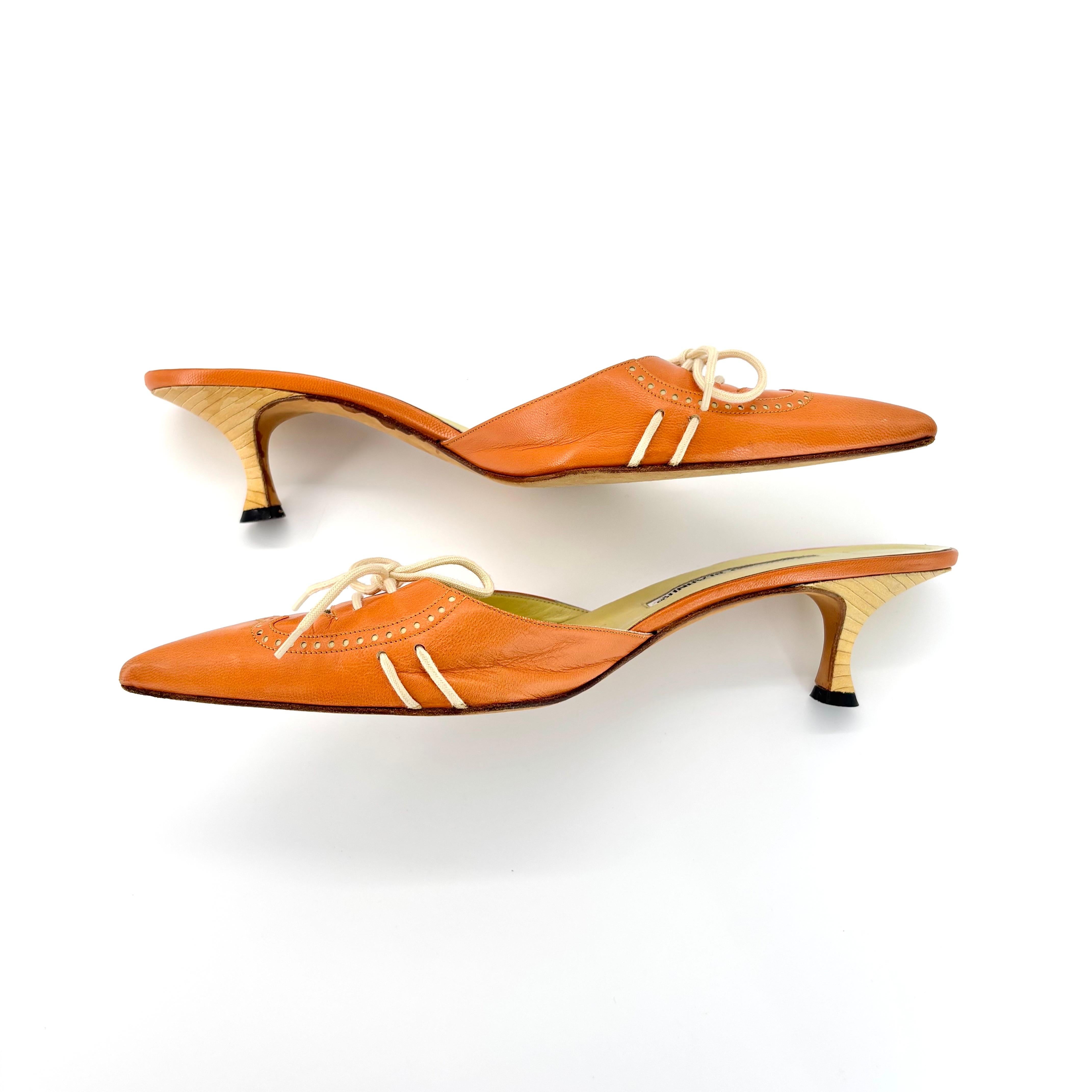 Vintage Manolo Blahnik Schleife Orange Spitze Kitten Heel Slip On Mules 41 im Angebot 1