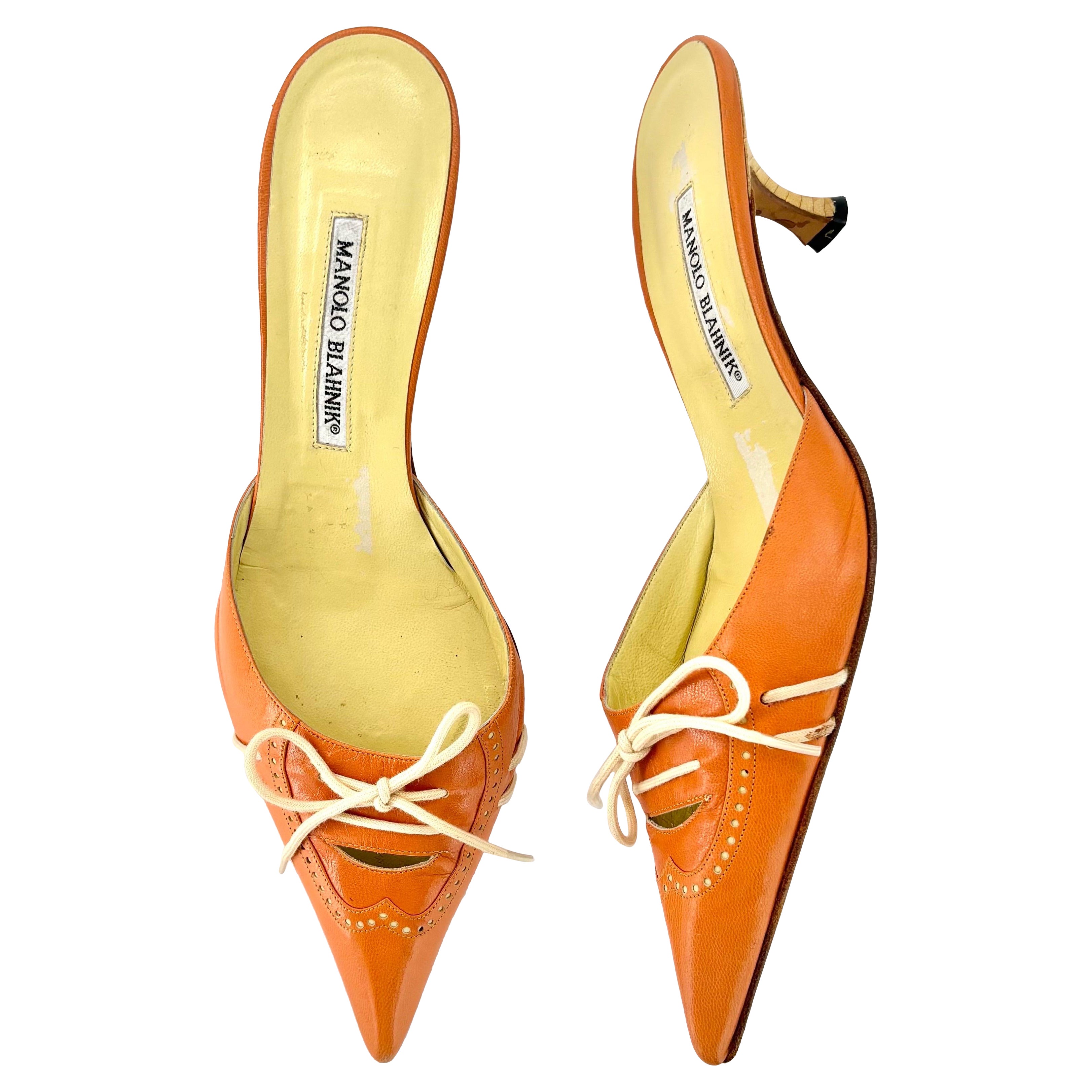 Vintage Manolo Blahnik Schleife Orange Spitze Kitten Heel Slip On Mules 41 im Angebot