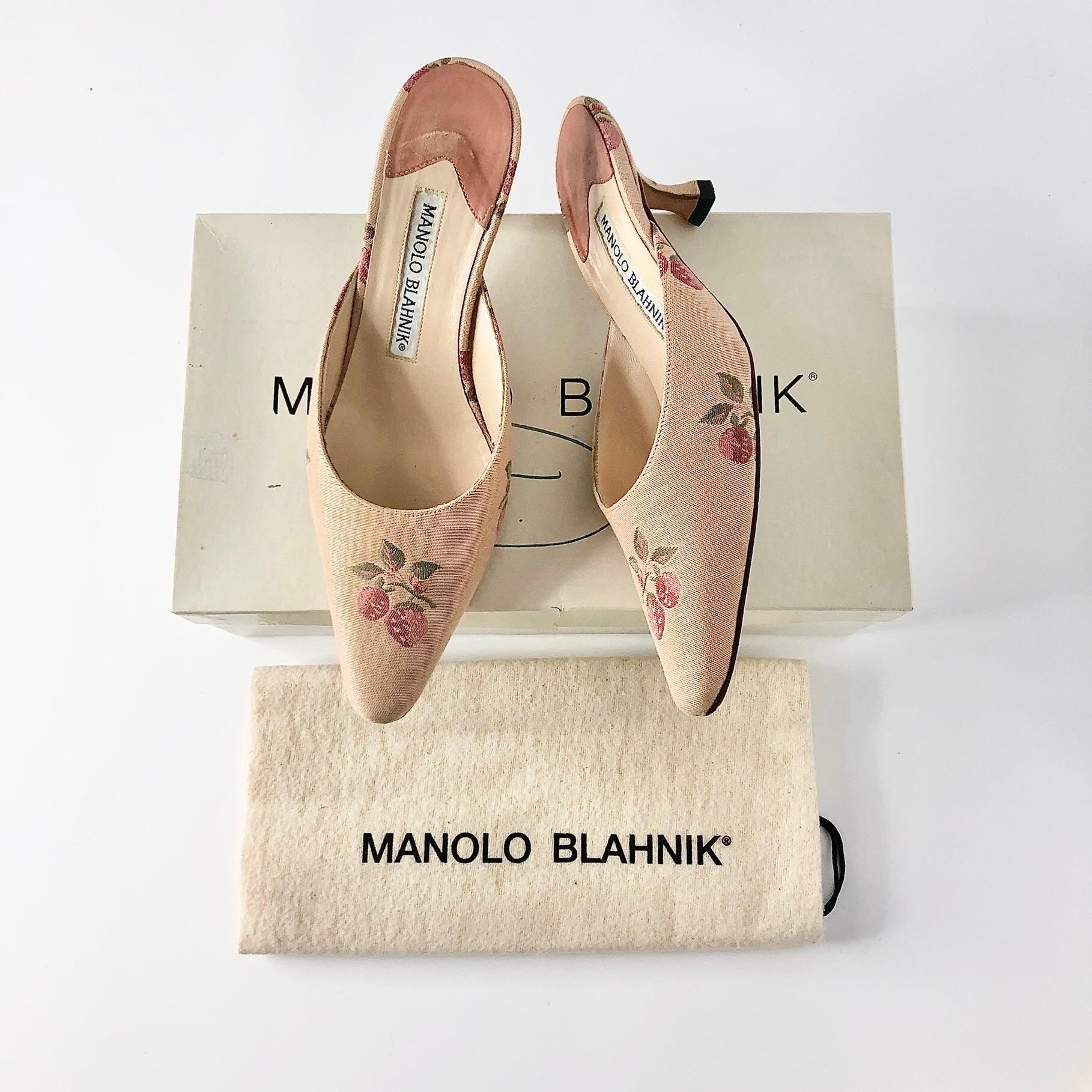 Vintage Manolo Blahnik Obst Kitten Heel Mule Pumps
Farbe Melone Multi 
Größe 35IT 
Obermaterial aus Satin
Ledersohle
Gespitzte Zehe
Niedrige Absatzhöhe
Früchte auf einem Blattstiel drucken
Normale Gebrauchsspuren, insgesamt guter gebrauchter Zustand