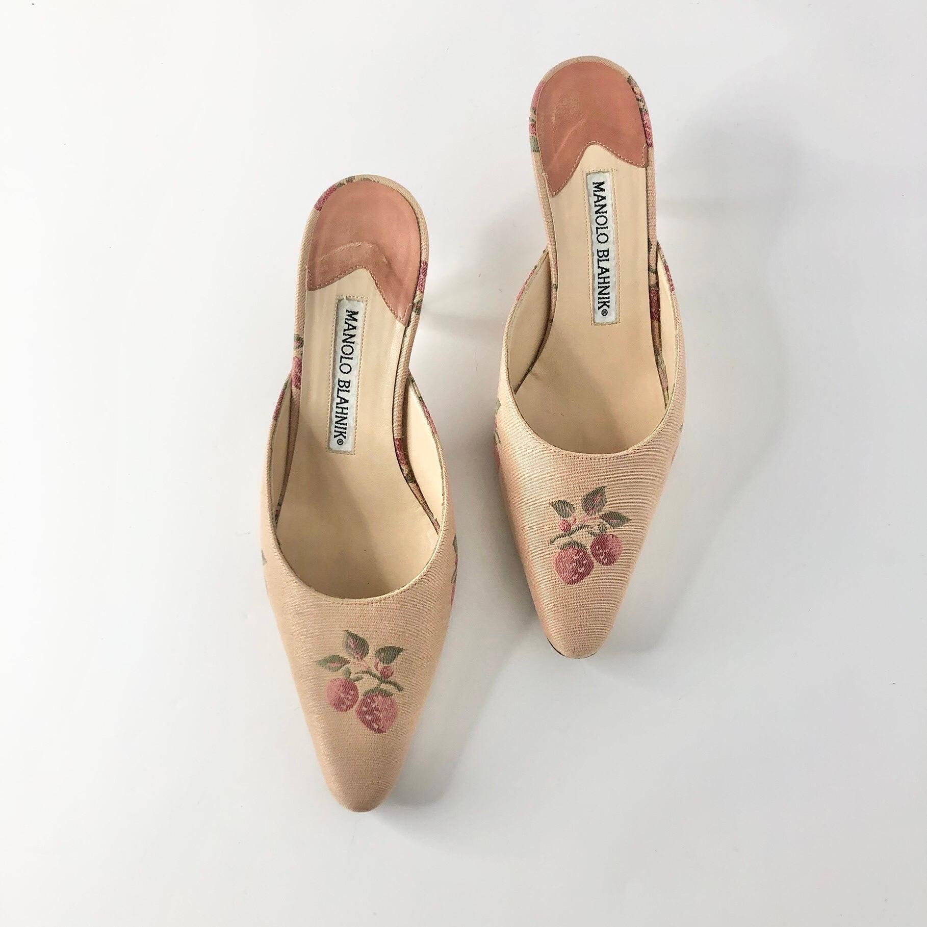 Vintage Manolo Blahnik Fruit Satin Pointed Toe Kitten Heel Mules Pumps 35 (Beige) im Angebot