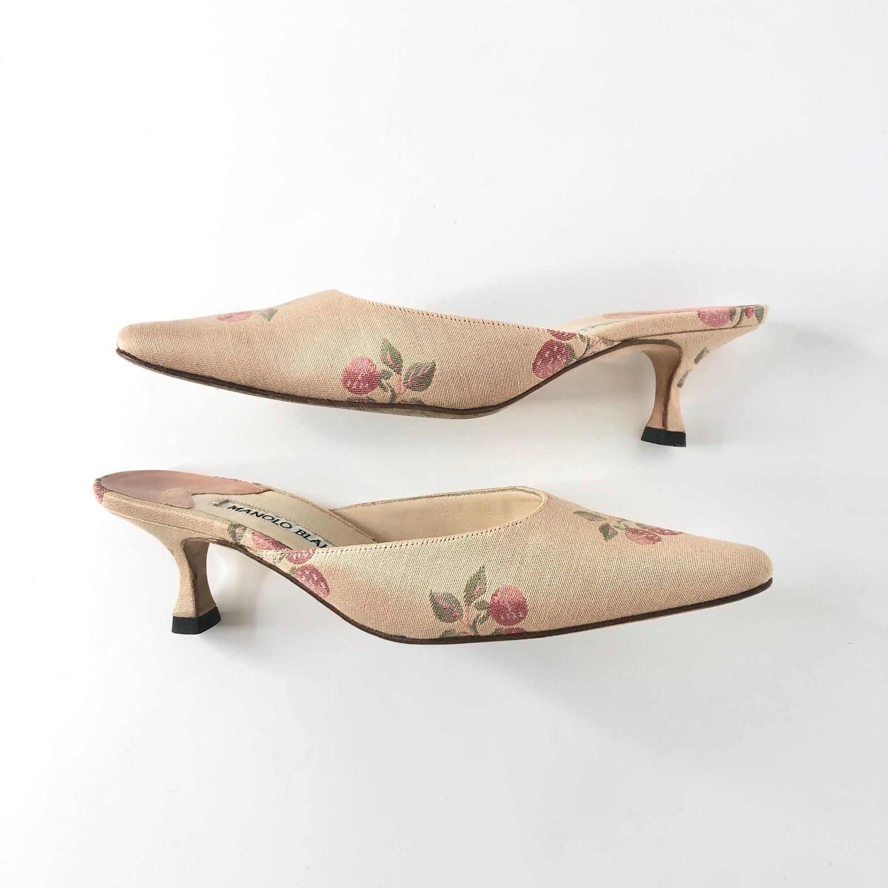 Vintage Manolo Blahnik Fruit Satin Pointed Toe Kitten Heel Mules Pumps 35 im Zustand „Gut“ im Angebot in Mechanicsville, VA
