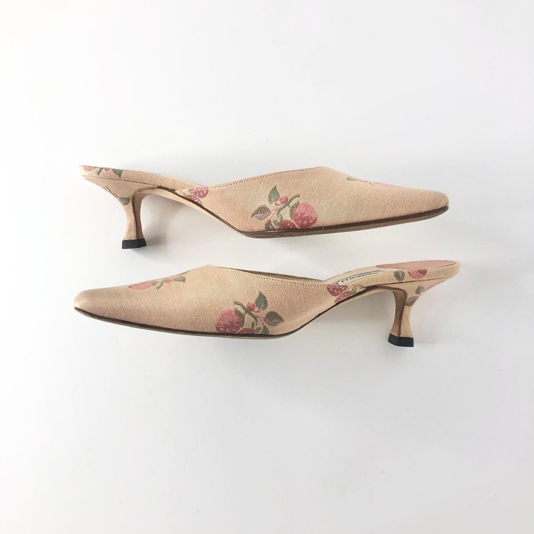 Vintage Manolo Blahnik Fruit Satin Pointed Toe Kitten Heel Mules Pumps 35 Damen im Angebot