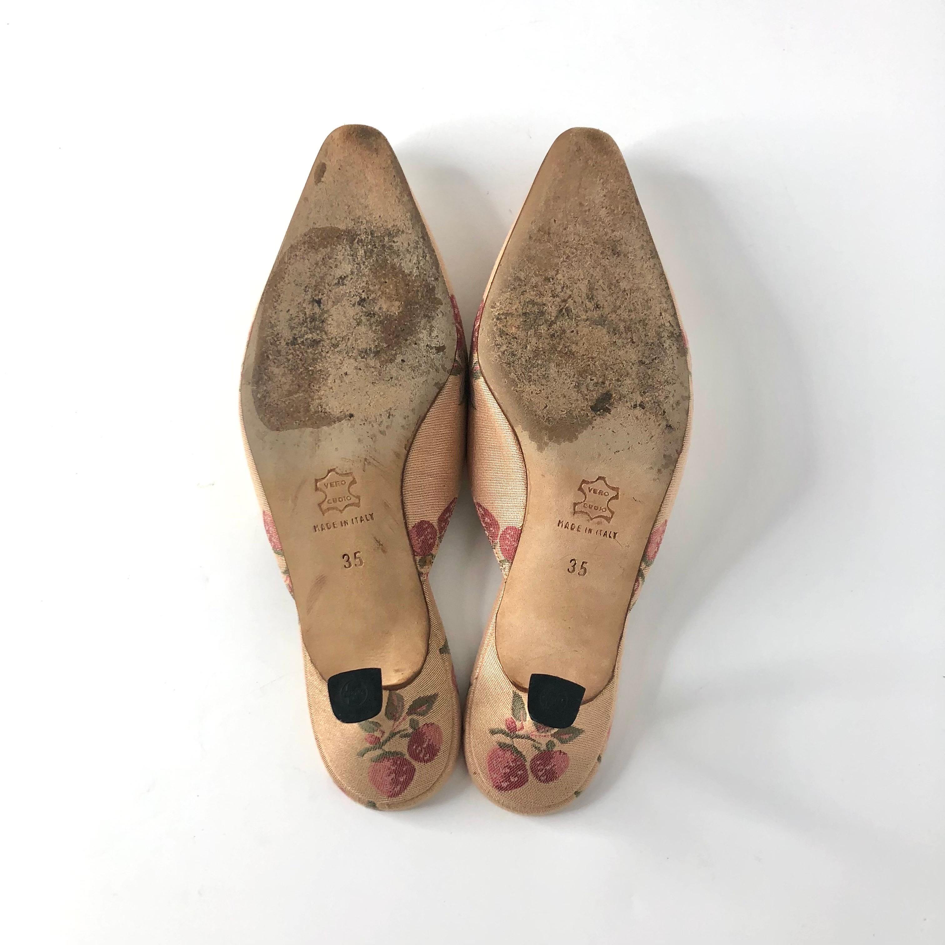 Vintage Manolo Blahnik Fruit Satin Pointed Toe Kitten Heel Mules Pumps 35 im Angebot 1