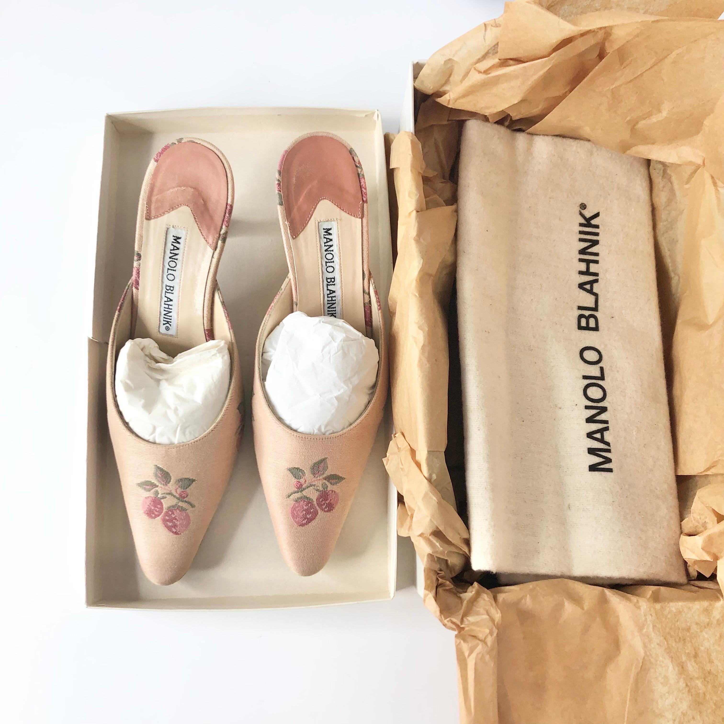 Vintage Manolo Blahnik Fruit Satin Pointed Toe Kitten Heel Mules Pumps 35 im Angebot 3