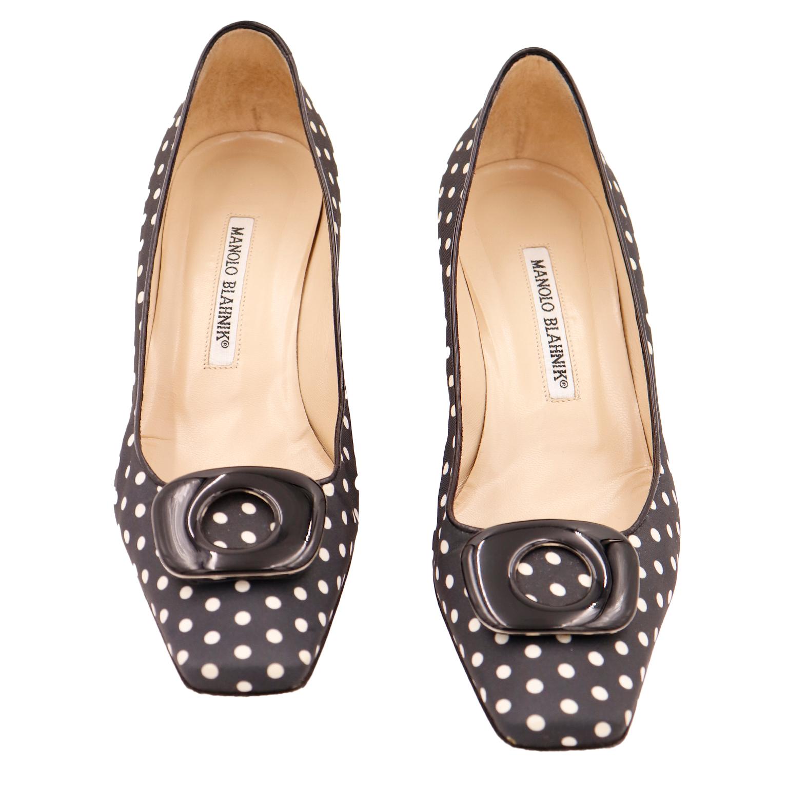 Manolo Blahnik - Escarpins à pois noirs et blancs avec talons bas et boucles, vintage Bon état - En vente à Portland, OR