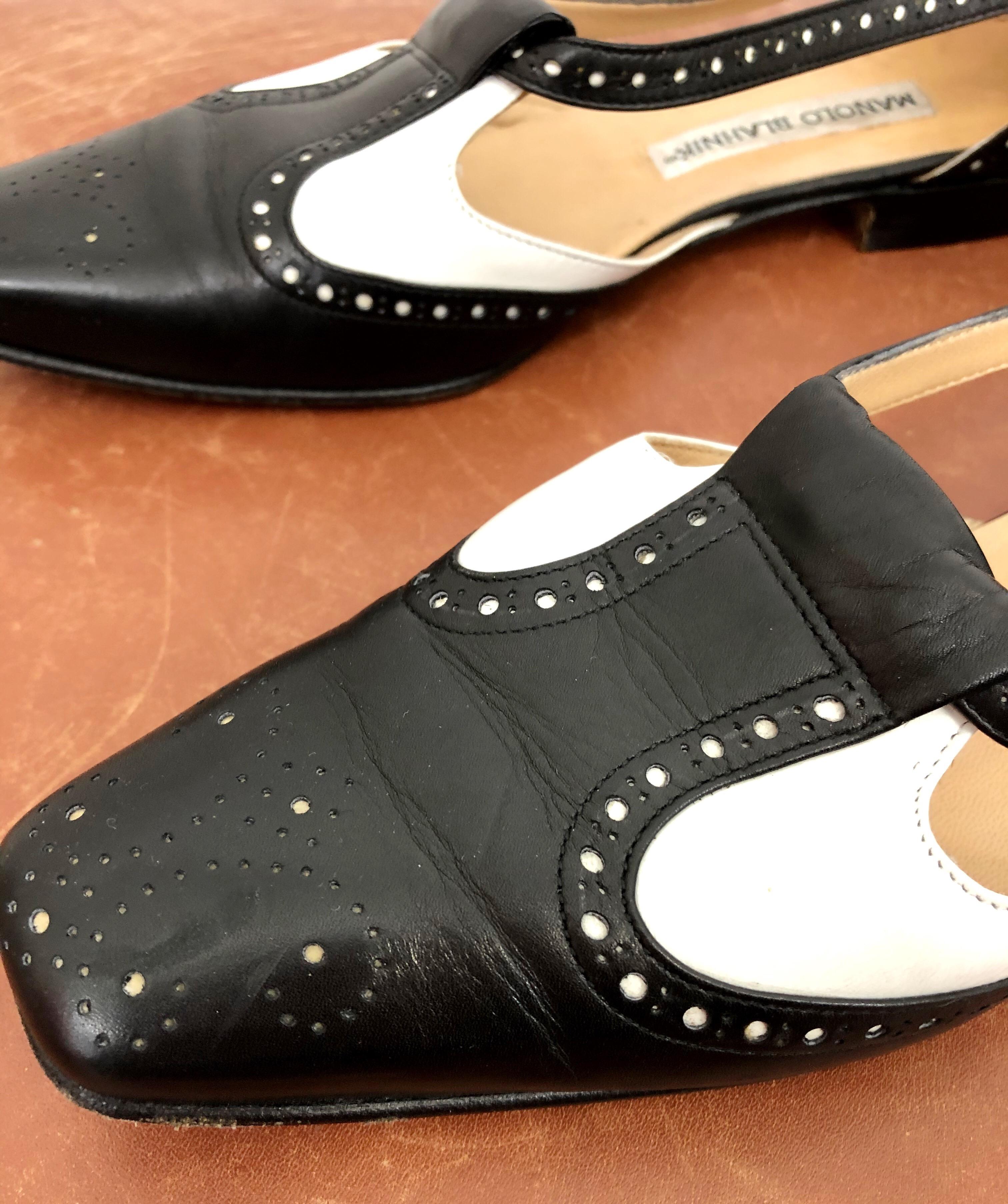Chic vintage 1990s / 90s MANOLO BLAHNIK Size 38.5 / 8.5 black and white spectator cut-out leather flats! Rare early work by the shoe genius! Great with jeans, a skirt, trousers, shorts or a dress. In good condition
Made in Italy
Marked Size 38.5 /