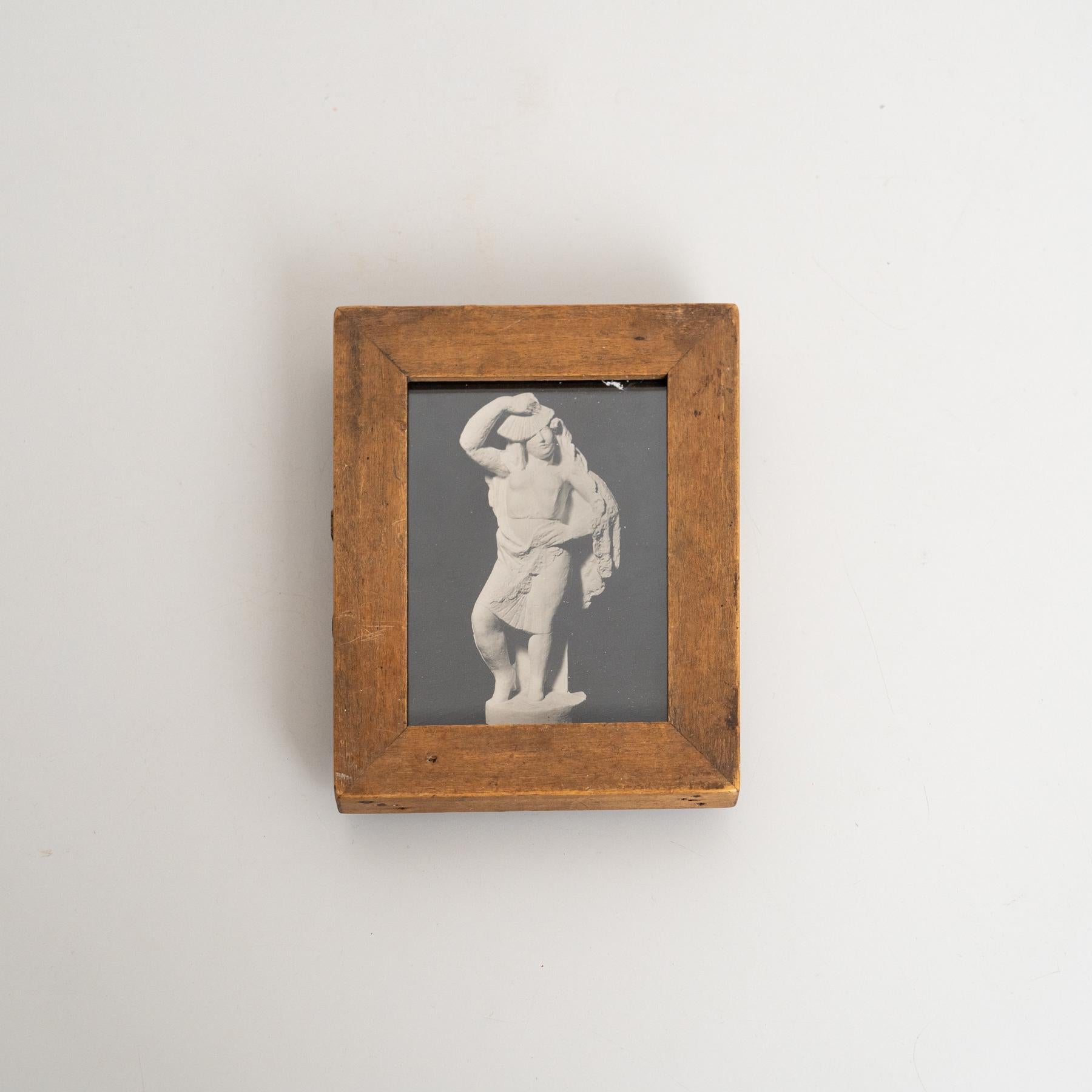 Ein fesselndes Vintage-Foto einer Skulptur des bekannten spanischen Künstlers Manolo Hugué, gedruckt um 1960. Dieser Bromsilbergelatineabzug zeigt Hugués künstlerische Meisterschaft und bietet eine eindrucksvolle visuelle Darstellung seines
