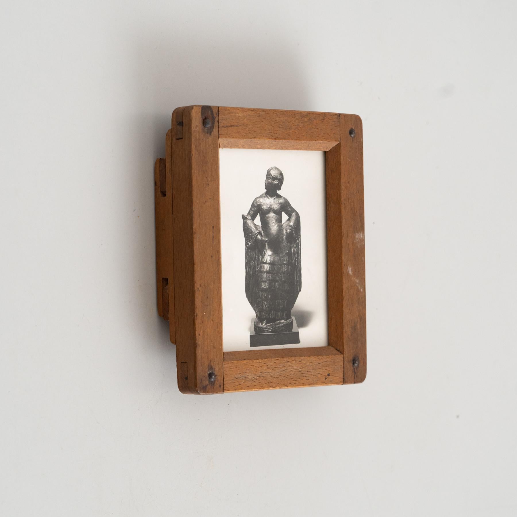 Ein fesselndes Vintage-Foto einer Skulptur des bekannten spanischen Künstlers Manolo Hugué, gedruckt um 1960. Dieser Bromsilbergelatineabzug zeigt Hugués künstlerische Meisterschaft und bietet eine eindrucksvolle visuelle Darstellung seines