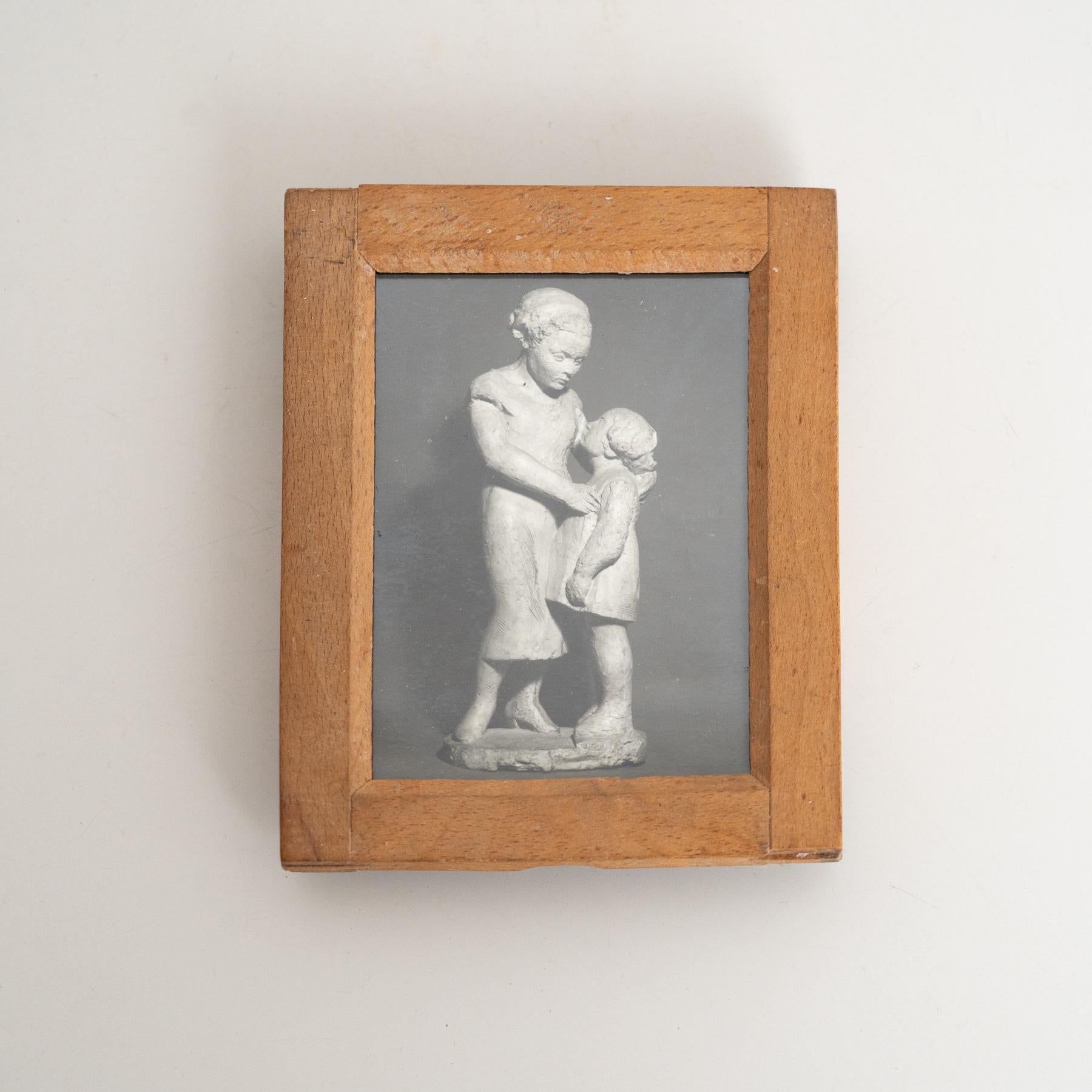 Une captivante photographie vintage d'une sculpture du célèbre artiste espagnol Manolo Hugué, imprimée vers 1960. Ce tirage au gélatino-bromure d'argent met en valeur la maîtrise artistique de Hugué, offrant une représentation visuelle saisissante