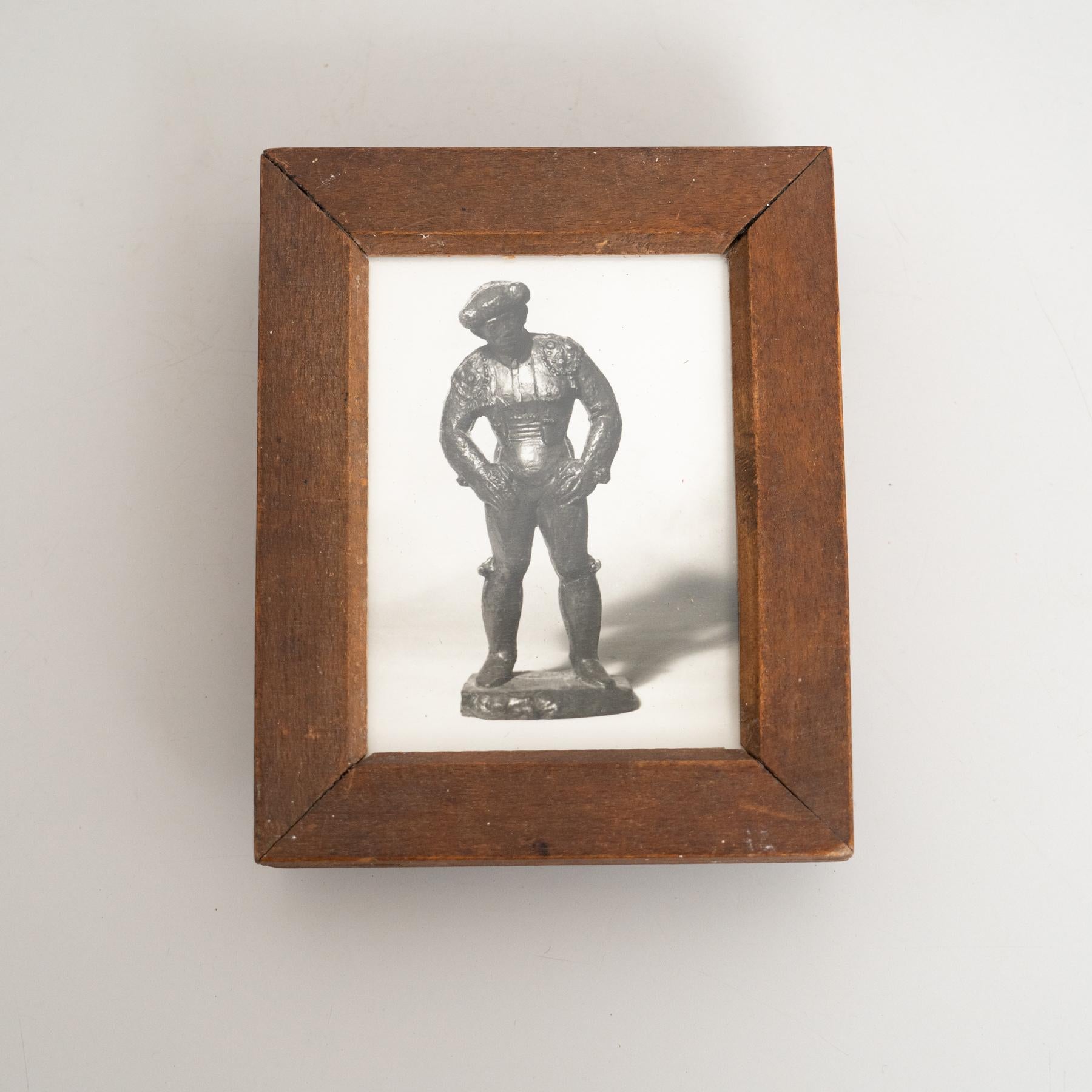Un'accattivante fotografia d'epoca di una scultura del famoso artista spagnolo Manolo Hugué, stampata nel 1960 circa. Questa stampa alla gelatina bromuro d'argento mette in mostra la maestria artistica di Hugué, offrendo una straordinaria