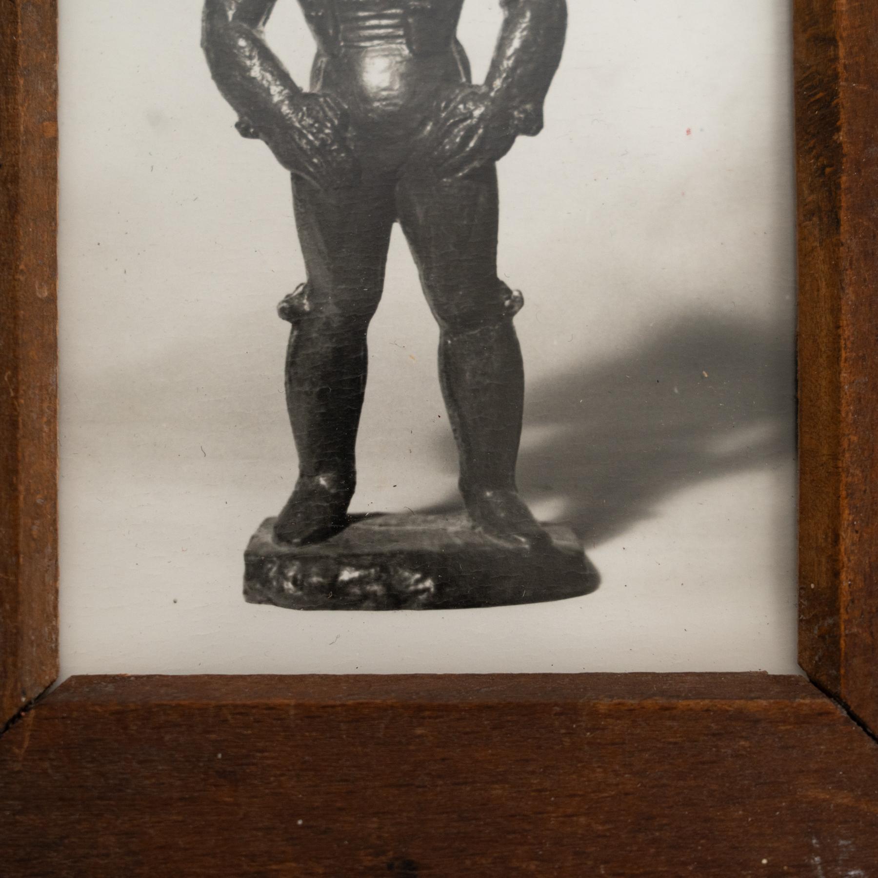 Legno Fotografia vintage di scultura in bianco e nero di Manolo Hugué  Circa 1960  Incorniciato in vendita