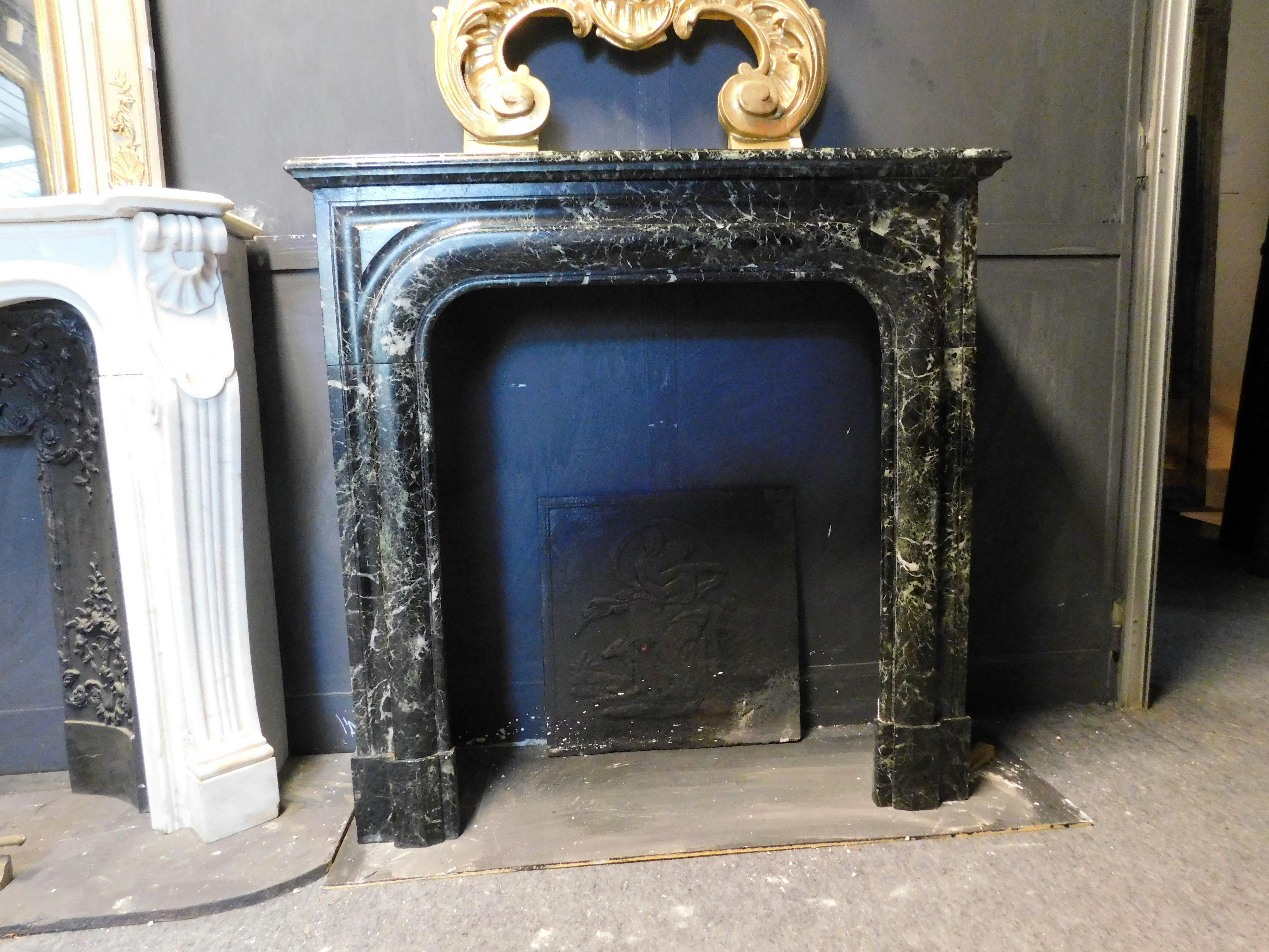 Vintage mantel fireplace in green Alpi marble, carved with a classic shape, built at the beginning of the 1900s, for a building in Turin (Italy).
Ideal for embellishing your corner of warmth and domestic fire, with clean and essential lines but with