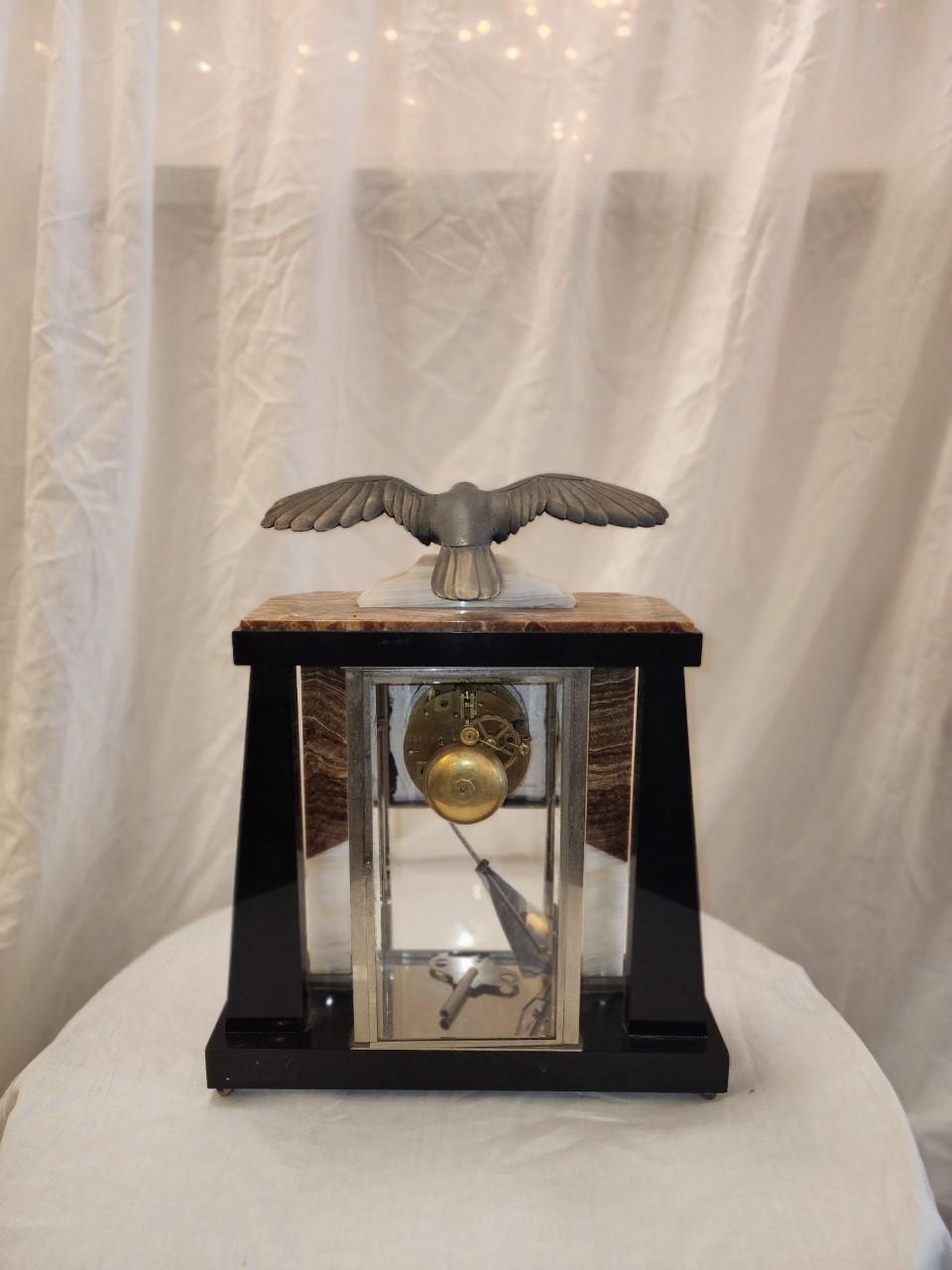 Vintage Mantel Top Clock Set In Excellent Condition For Sale In Dallas, TX