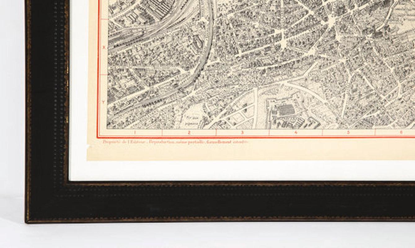 Nous aimons les cartes anciennes et celle-ci est exceptionnelle. Ce bijou surdimensionné mesure 1::5 m x 1::8 m et représente cette belle ville dans des détails complexes et tridimensionnels. Encadrée dans un simple cadre noir et or:: cette pièce