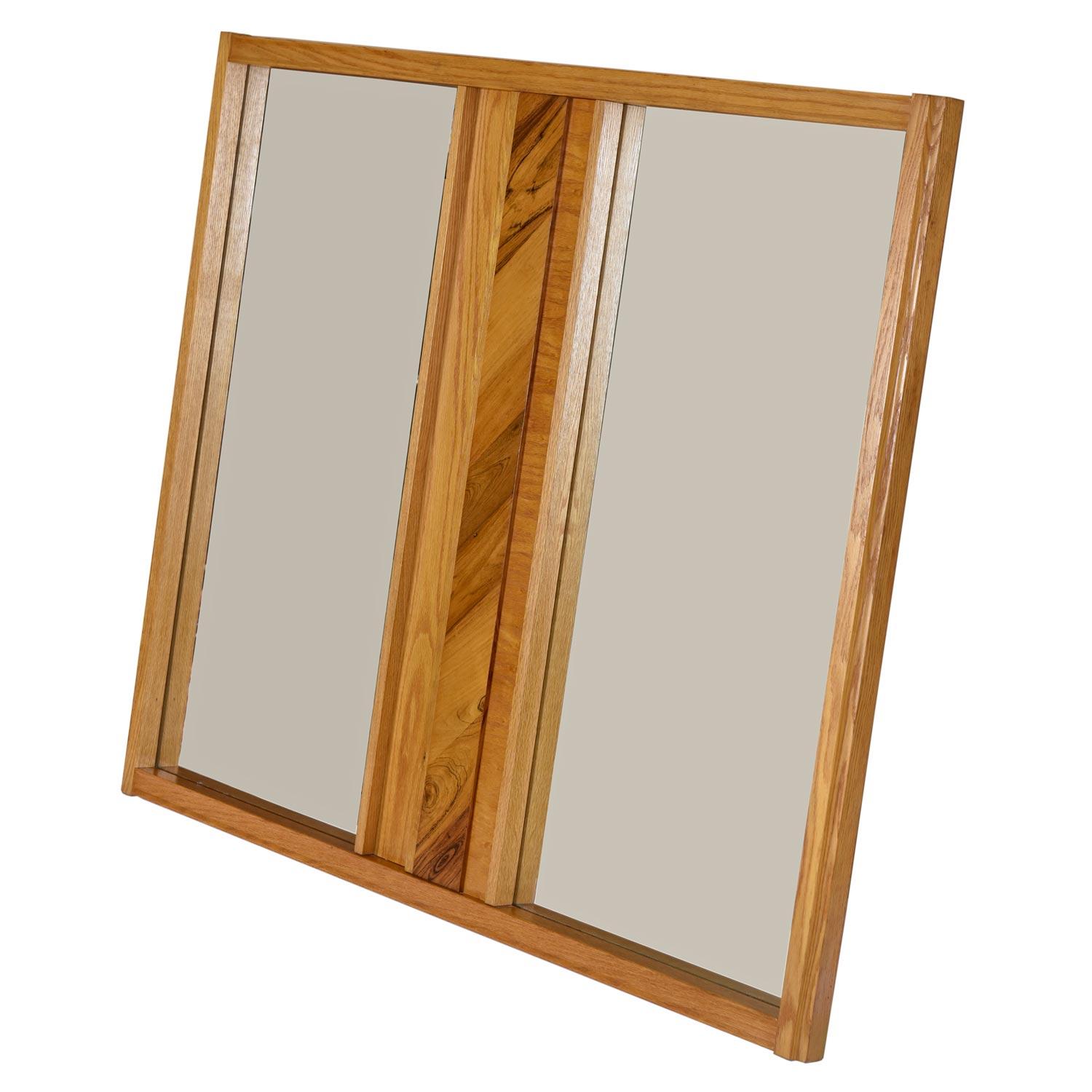 Fabriqué par Tabago Furniture Ltd. au Québec, Canada, ce superbe miroir brutaliste utilise plusieurs espèces de bois pour créer un look vraiment unique. L'assortiment de placages magpie comprend l'érable, le chêne, le bois de ronce, le bois de rose