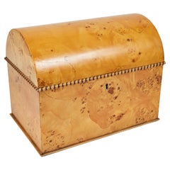 Vieille boîte à souvenirs en bois d'érable avec charnière en forme de dôme