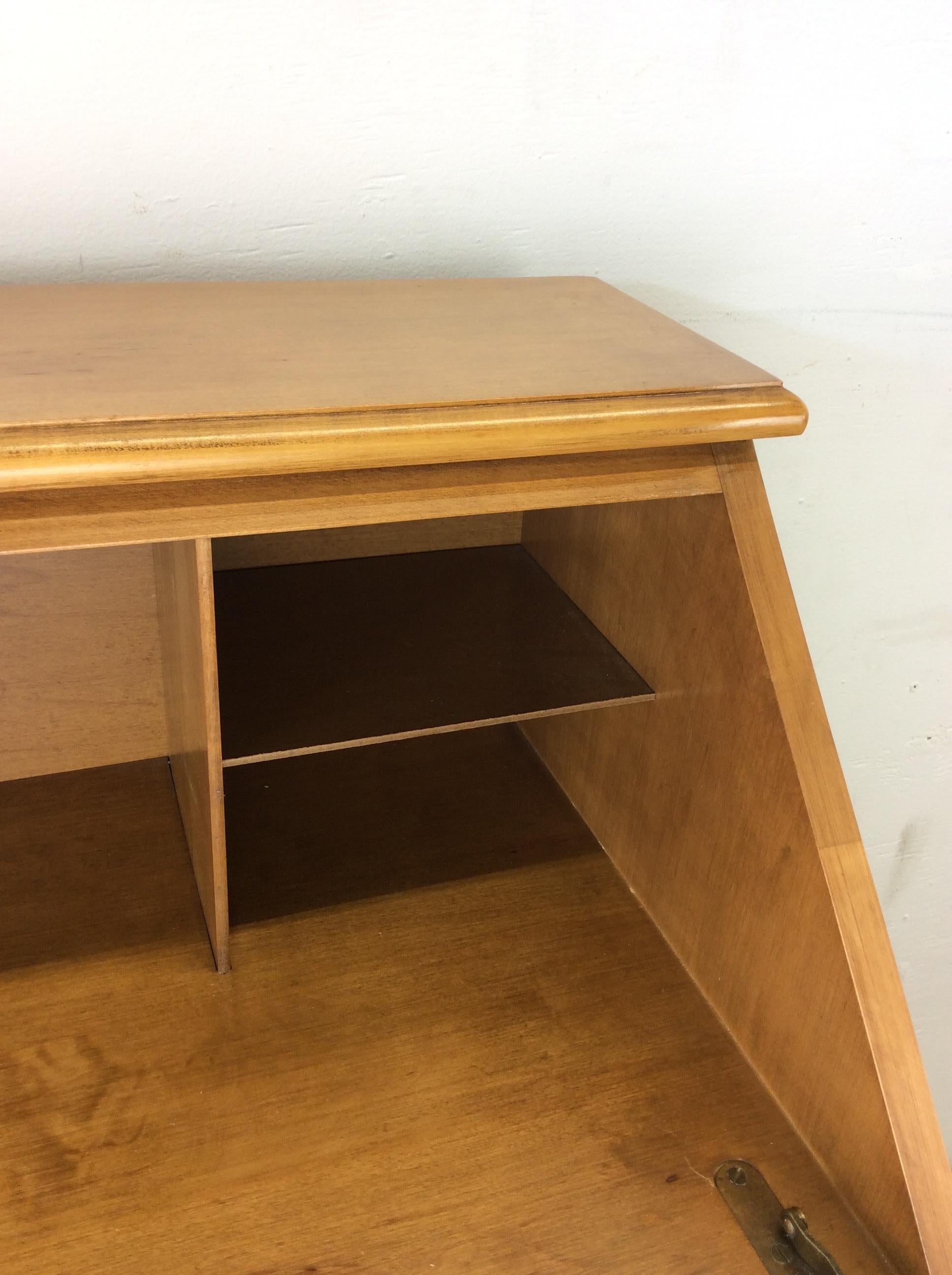 Vintage-Schreibtisch aus Ahornholz mit ausziehbarer Front im Angebot 13