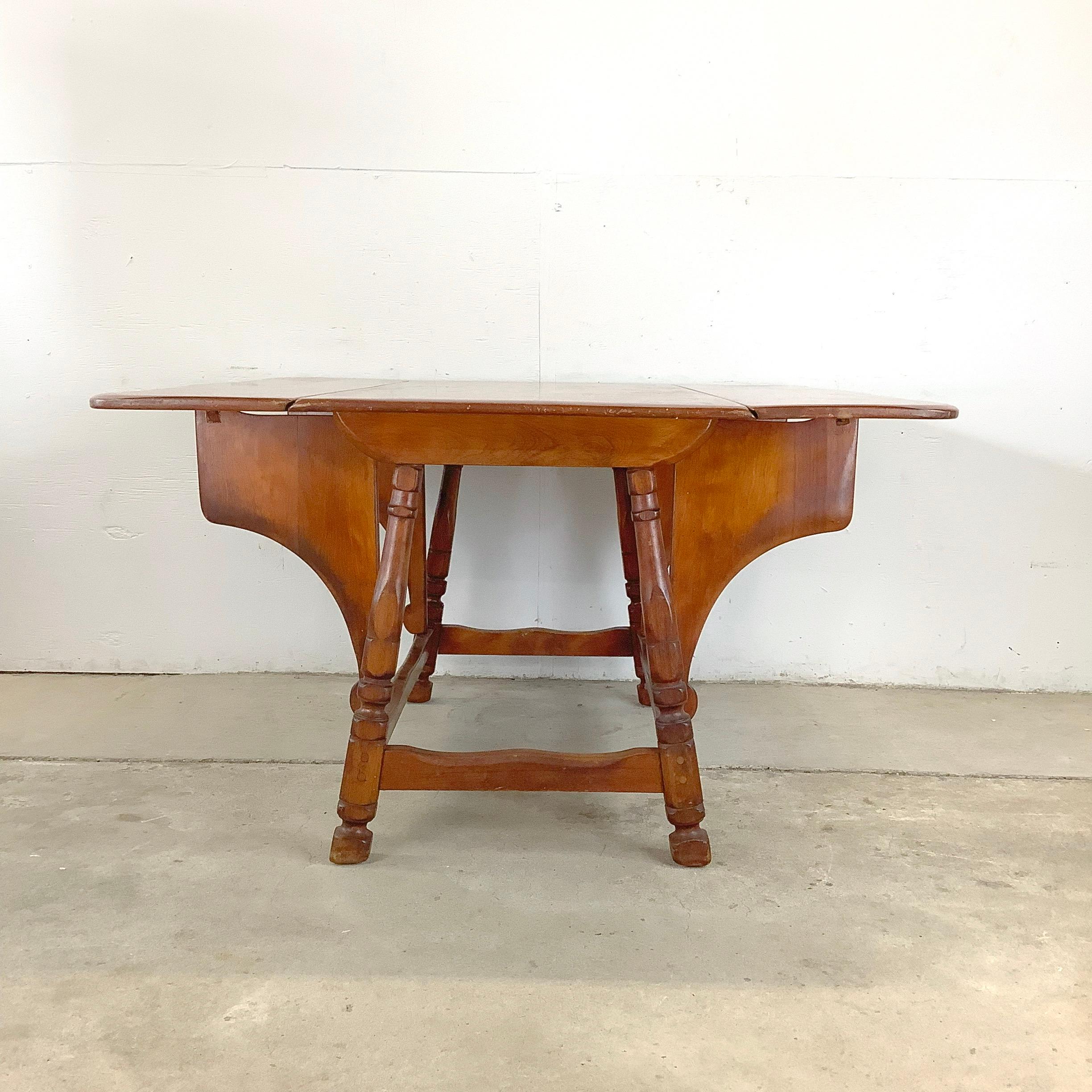 I mobili Cushman Colonial Creations hanno uno spirito accogliente, un'autenticità che deriva da un'onesta lavorazione artigianale e dallo splendore del vero legno d'acero. Questo tavolo da pranzo vintage incarna questo spirito, offrendo una bellezza