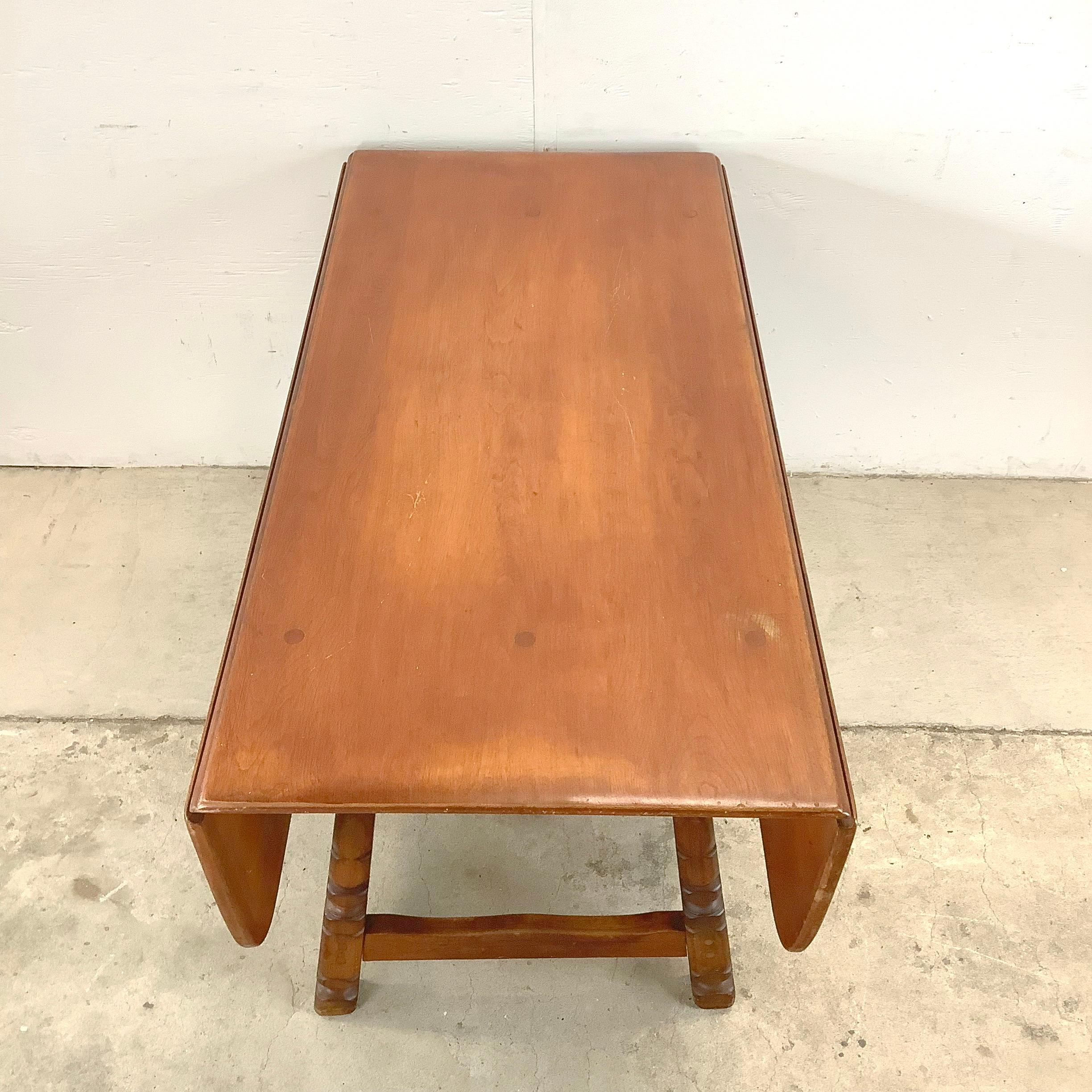 Legno Tavolo da pranzo Coloni Revival in acero vintage di Cushman in vendita