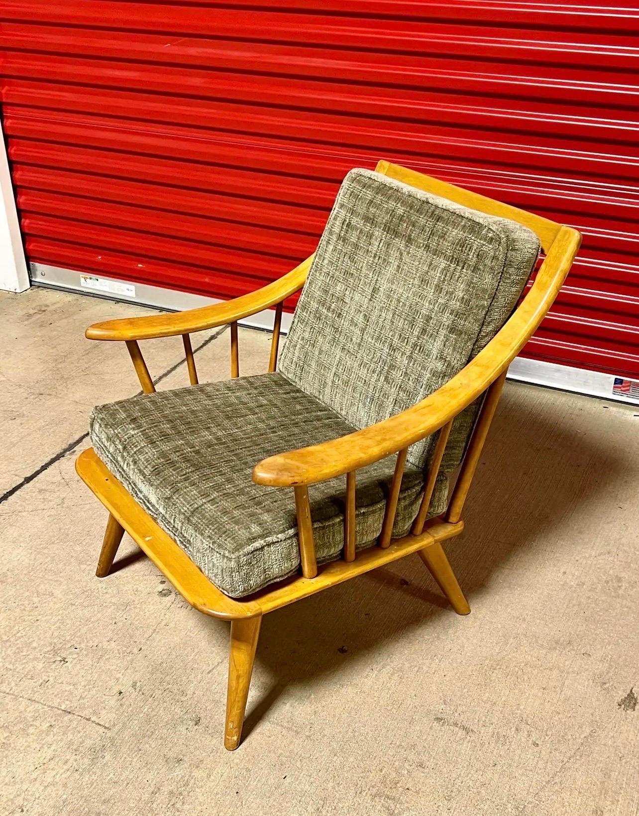 Vintage Maple Conant Ball Spindle Lounge Chair In Good Condition For Sale In Esperance, NY