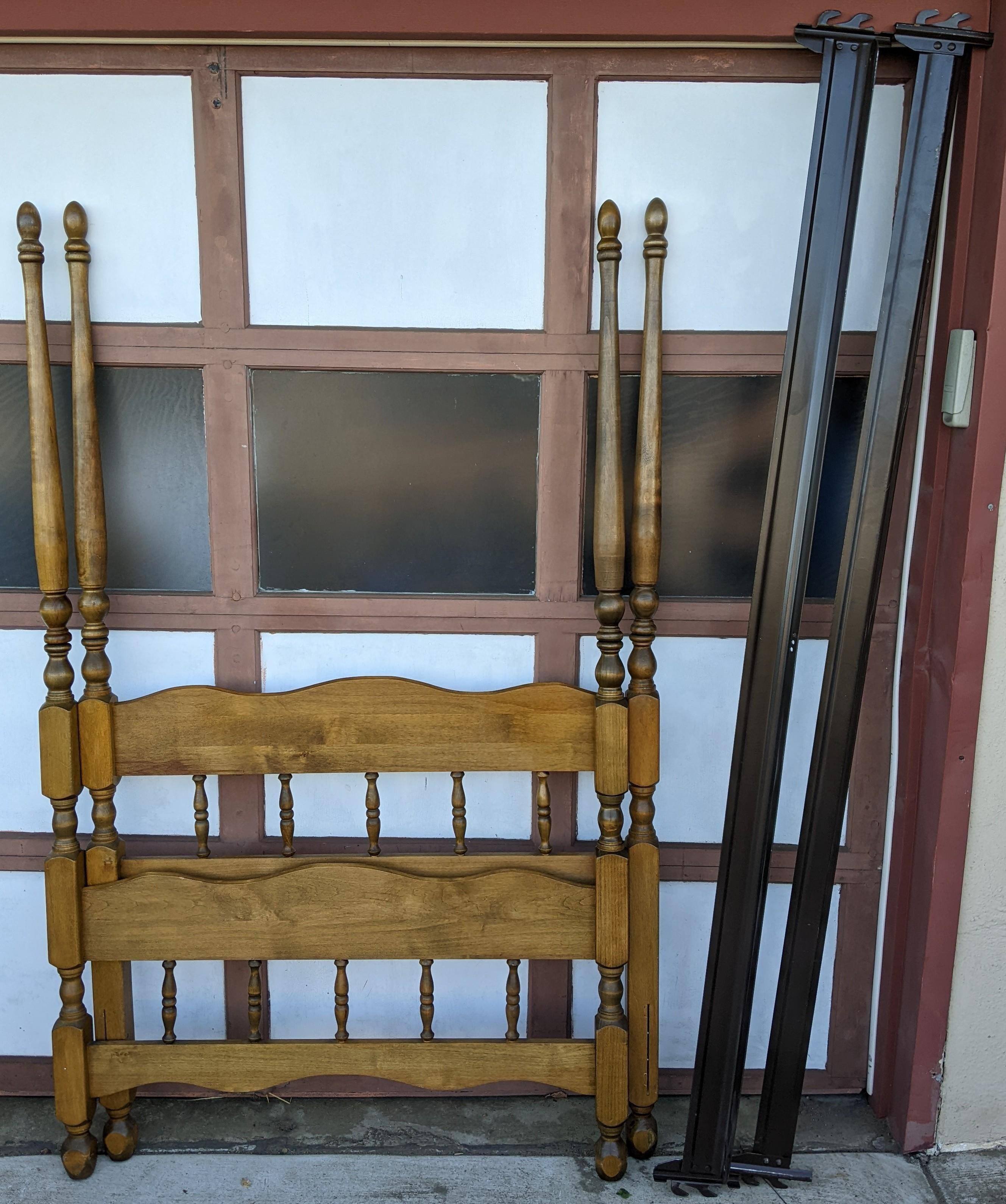 Vintage Maple Four-Poster Twin Bed In Good Condition For Sale In El Cerrito, CA