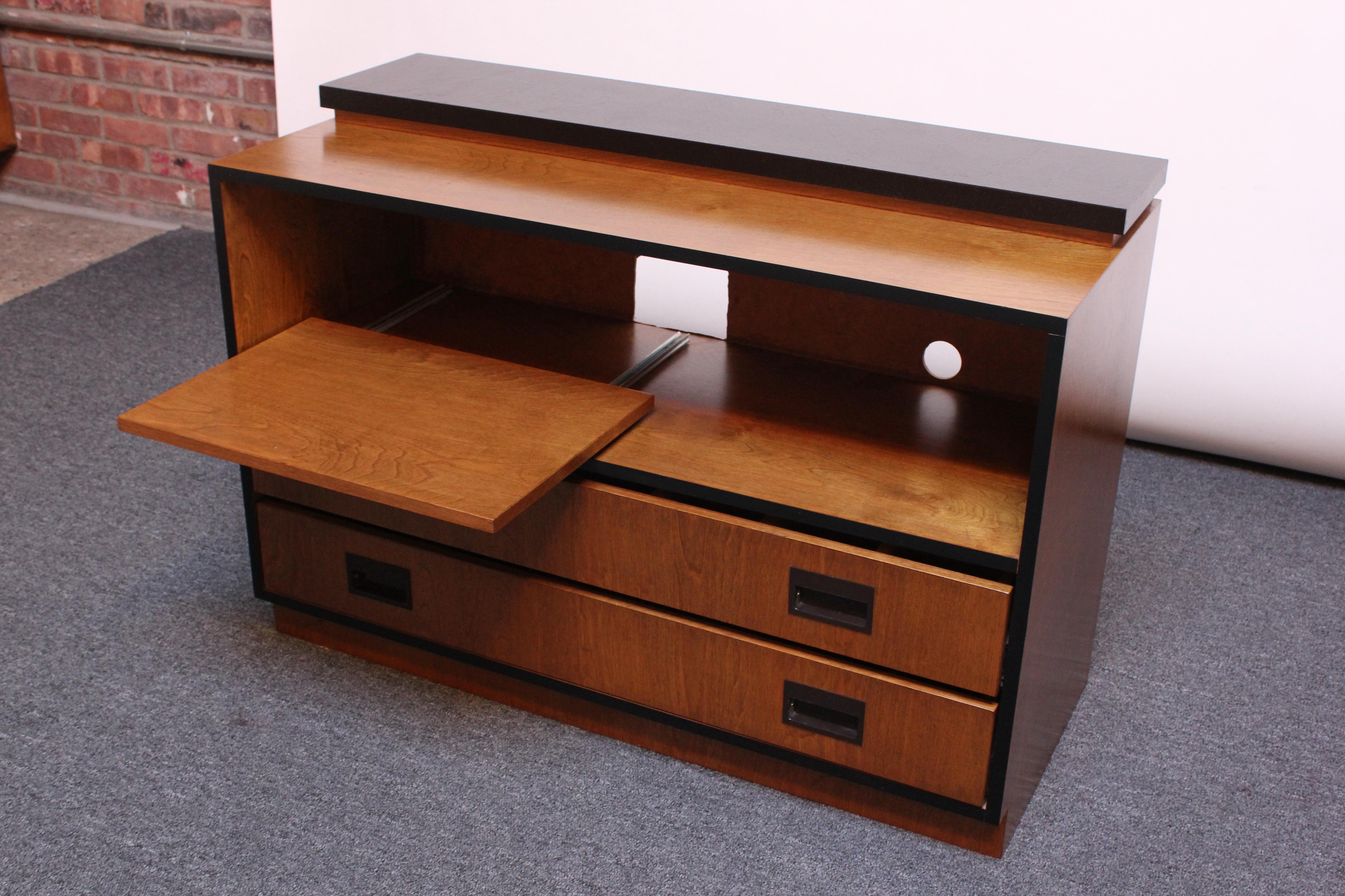 Vintage Maple Media Console with Extendable Surface In Good Condition For Sale In Brooklyn, NY