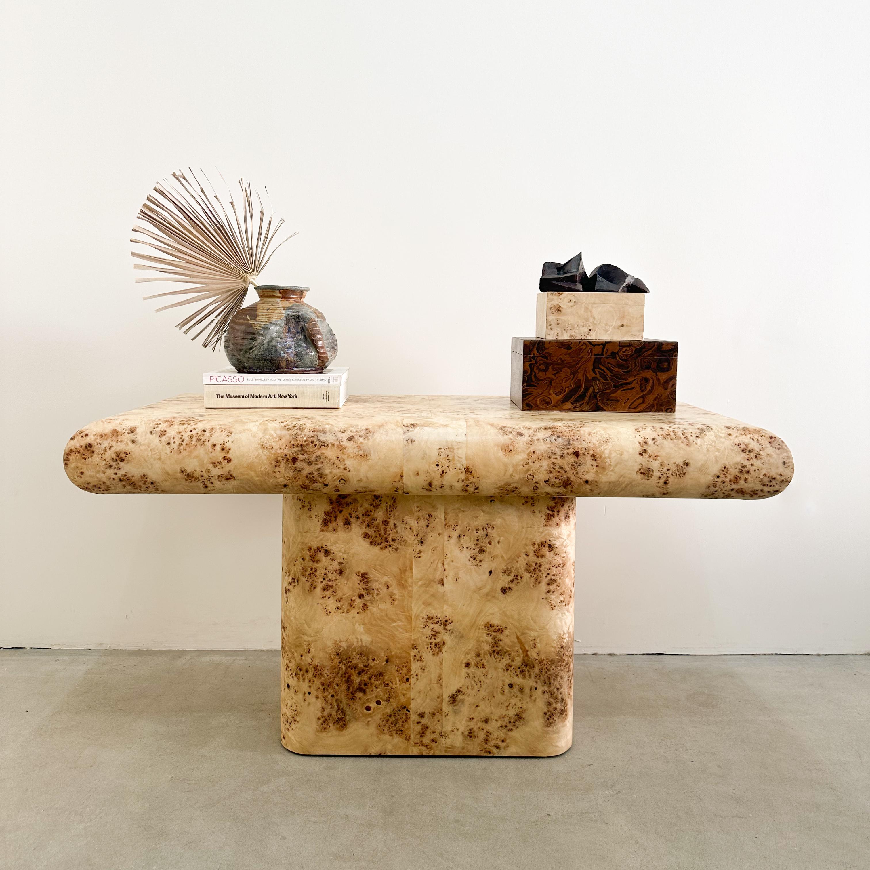 Questa consolle vintage in radica Mappa degli anni '80 mostra una splendida venatura naturale di radica con una calda tonalità dorata. Progettato con un caratteristico bordo bullnose e una base scultorea, questo pezzo unisce perfettamente eleganza e