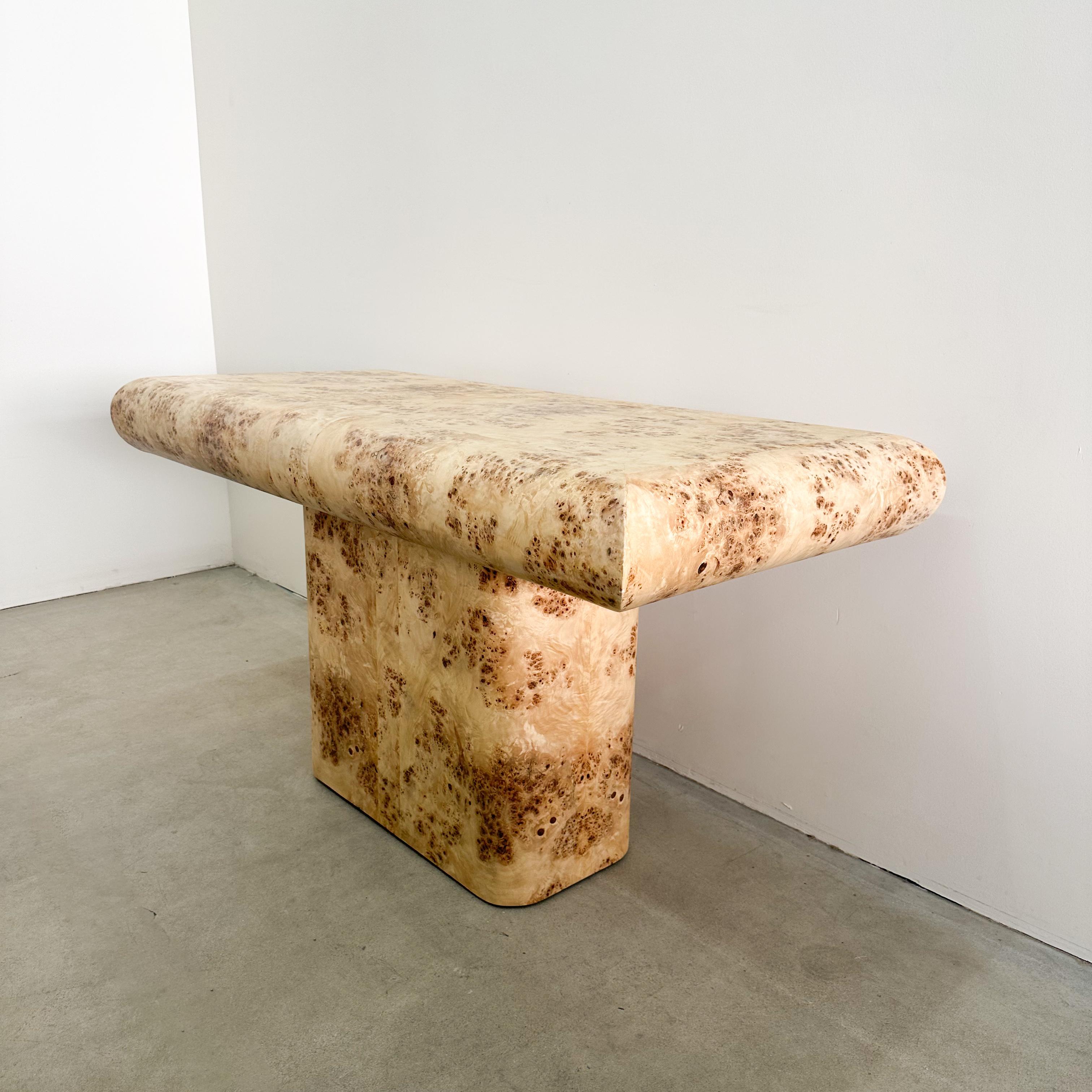 Legno Tavolo consolle Mappa Burlwood vintage anni '80 con base a piedistallo in vendita