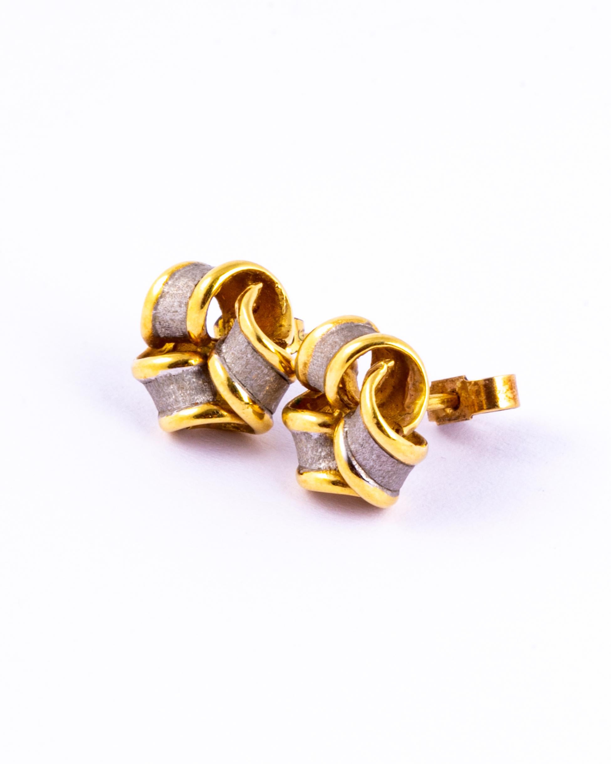 Diese detaillierten Knoten-Ohrstecker sind aus 18-karätigem Gold modelliert und mit einem strukturierten Weißgold-Overlay versehen. 

Knoten-Durchmesser: 11mm

Gewicht: 4,8