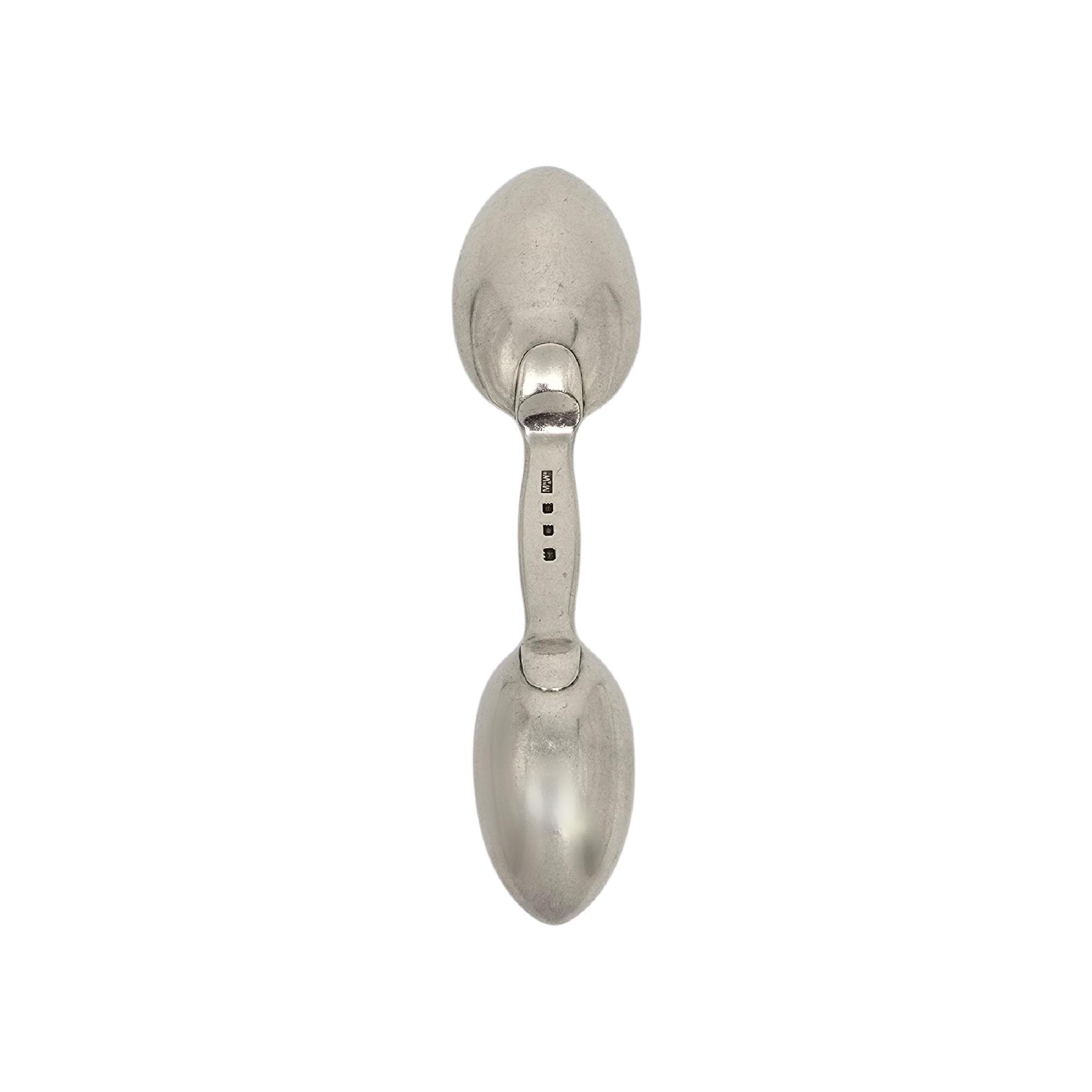 Vintage Mappin & Webb Ltd London England Cucchiaio da medicina in argento sterling

Un piccolo cucchiaio a doppia ciotola che veniva utilizzato per distribuire le medicine. Il marchio indica che la produzione è avvenuta nel periodo 1899-1979.

Pesa