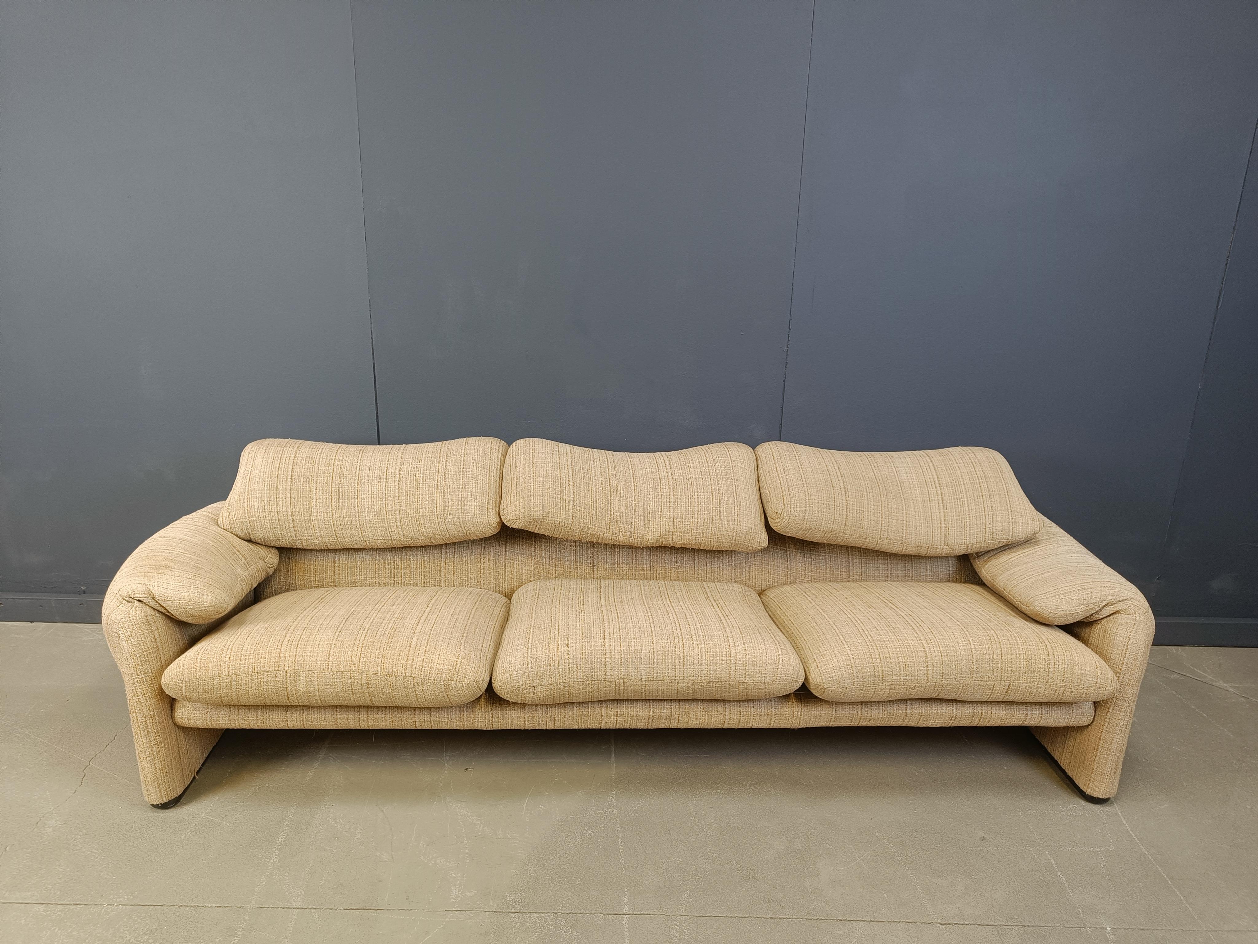 Vintage Maralunga 3 seater sofa by Vico Magistretti for Cassina, 1973 4
