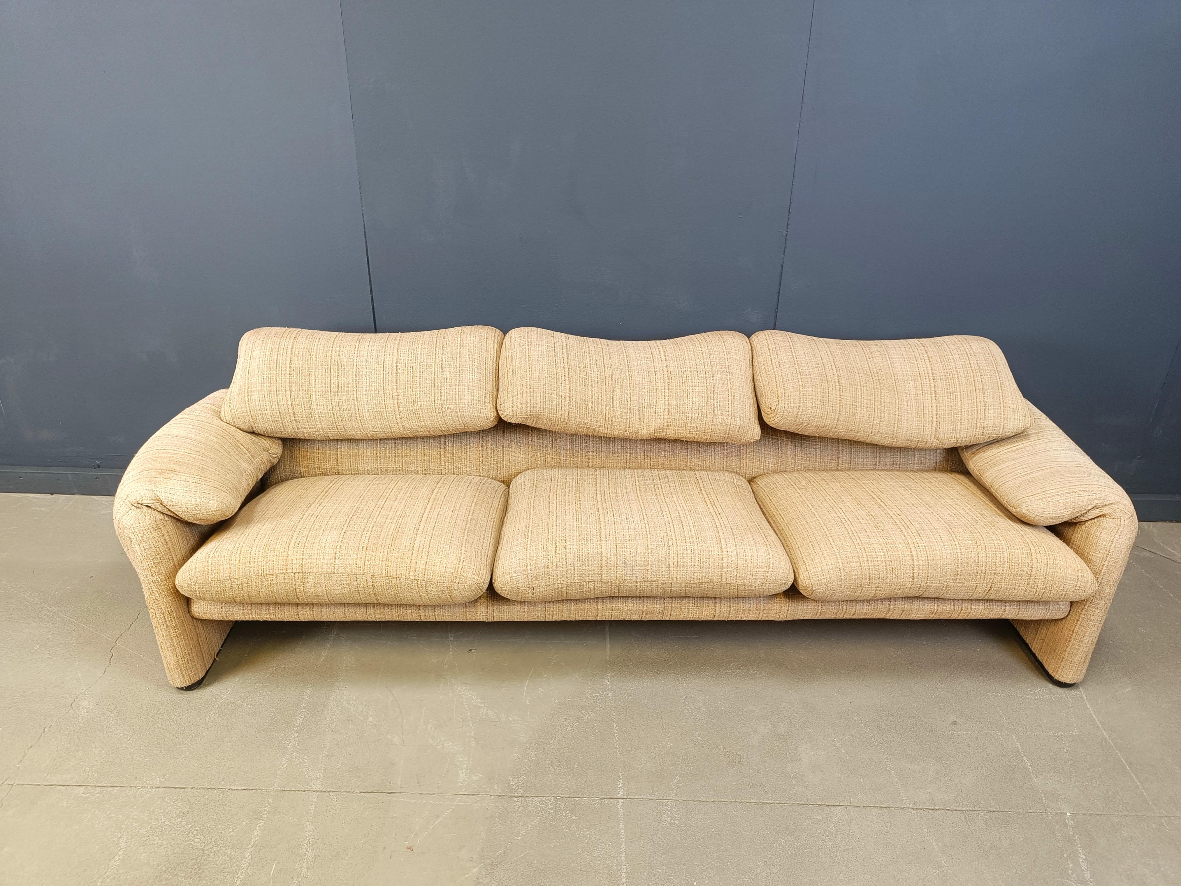 Vintage Maralunga 3 seater sofa by Vico Magistretti for Cassina, 1973 5