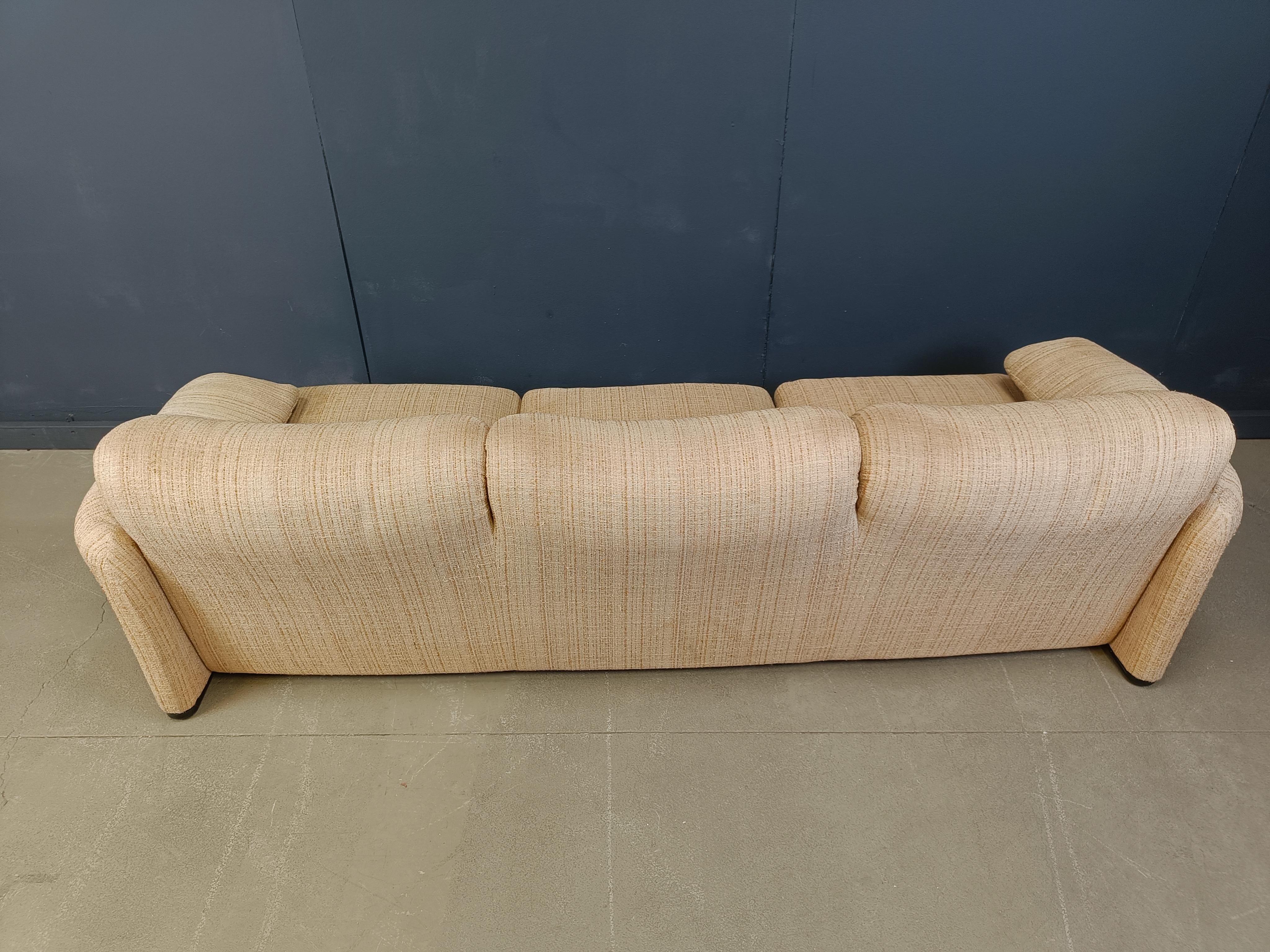 Vintage original beige fabric maralunga sofa designed by Vico Magistretti for Cassina.

Award winning design piece from 1973  with adjustable backrests.

Very good condition, original untouched fabric

1973 - Italy

Dimensions
Height: 71cm
Width: